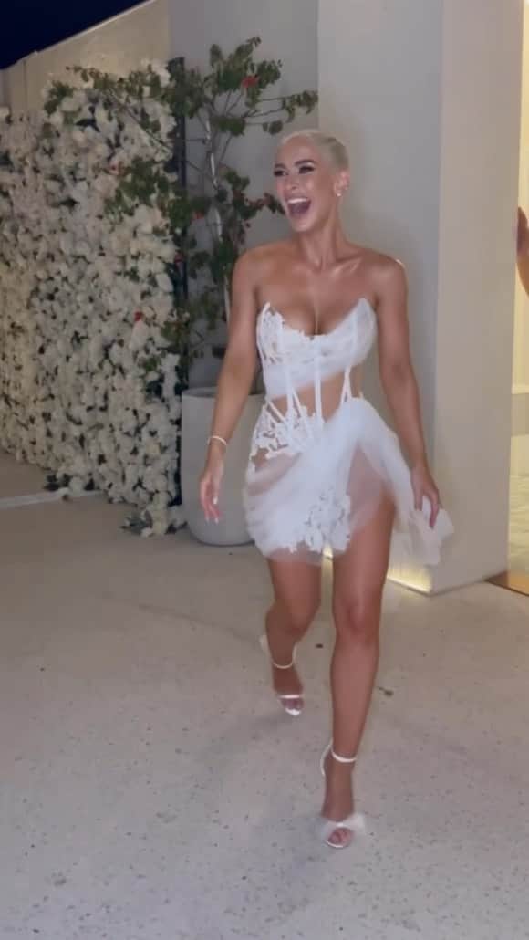 エリー・ゴンサルヴェスのインスタグラム：「my husbands face when he saw me in this dress reveal at our wedding 😜😜   Dress @oglialorocouture  Hair @brodieleerokstar | mua @alexperrinmua  Styled @styledbybloom_  Wedding Planner | Stylist @alysiabridgerevents Wedding Venue @laluna.beachclub」