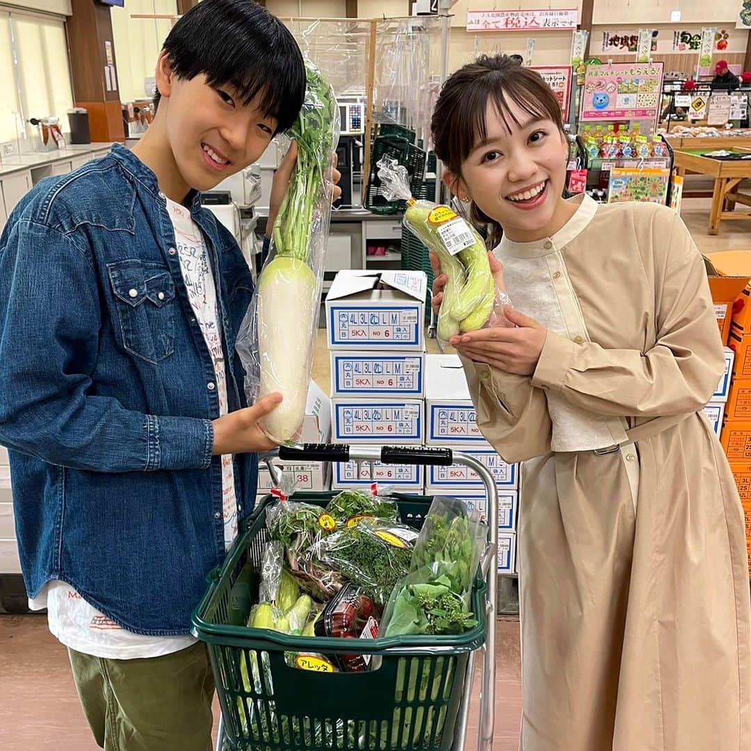のインスタグラム：「. 本音ショッピング、今回もみなさん本音を話しつつ本当に良いと思った商品をカゴに入れていましたね🛒便利そうなアイデアグッズがたくさんありました🍳  そして個性派スーパー、いかがでしたか？売り場同士のバトル、お客さんがあちらこちらに吸い込まれていくくらい白熱していてとても面白かったです！ 最年少で野菜ソムリエに合格した#緒方湊 くんが教えてくれた野菜も、どれも珍しくて楽しかったです🥒🍅🥬  トレジャーファクトリーにはヒューマンドラマが詰まっていましたね！新生活のはじまりにぴったりなお店でした✨  🌼明日のヒルナンデスは〜？🌼  ①プチ贅沢プラン  ②クイズ！◯◯といえば？  ③超時短！レシピ９minutes  #ヒルナンデス #浦野モモ (C)日本テレビ」