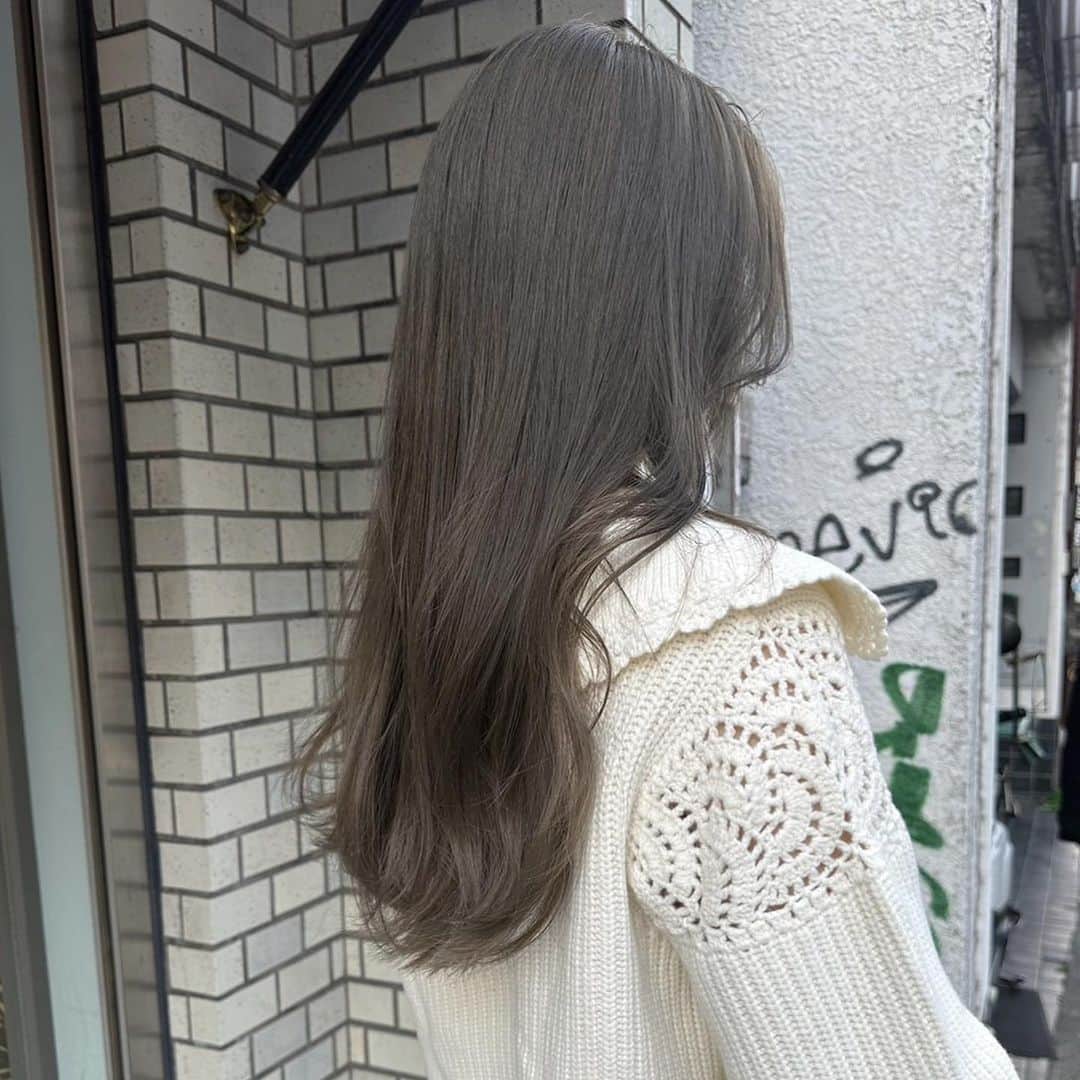 河原洋美のインスタグラム：「お客様によって来店頻度は違いますが、透明感は重ねれば重ねるほどより出ます🧑🏼‍🍳（頻度が高けれゃいいってことでもないですが）夏に向けてしっかりケアしながら透明感たっぷりなカラーをするのをおすすめします🧑🏼‍🍳✨  もっと実物綺麗なのにな🤔💭 #linkybyshima #hiromi_hair #プレミアムケアカラー #ヌードグレー #ケアカラー #透明感カラー #柔らかカラー #ベージュカラー」