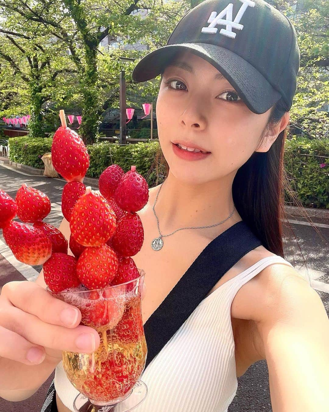 岬あずさのインスタグラム：「いちご山盛りしてくれた🍓🍓 ⁡ #中目黒 #桜 #いちご #strawberry #目黒川の桜 #目黒川桜まつり」