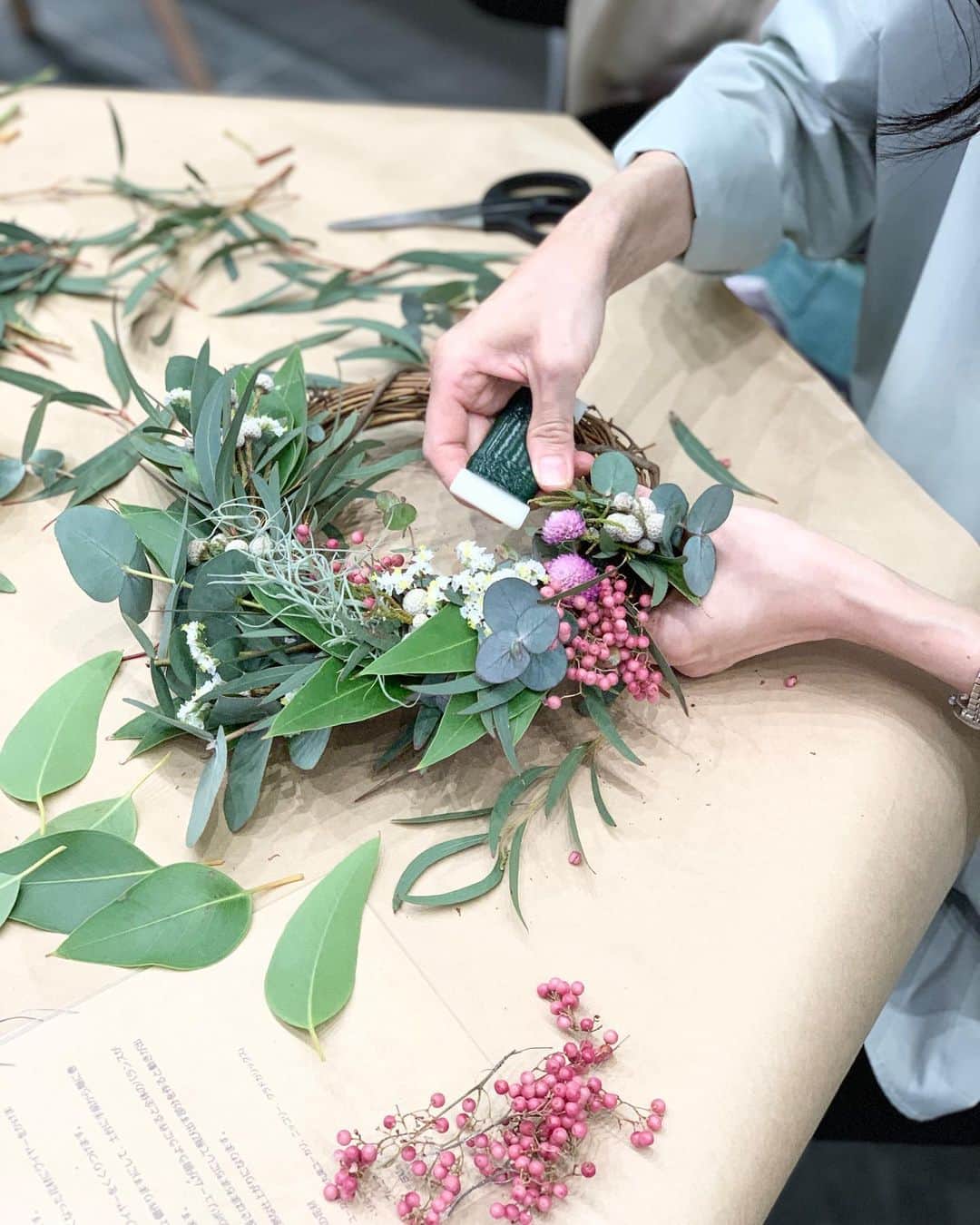 ＋PLUS（プラスショールーム）さんのインスタグラム写真 - (＋PLUS（プラスショールーム）Instagram)「＼"小さな森のリースづくり"ワークショップ　ご参加ありがとうございました✨／  4月5日の水曜日。 恵比寿へ移転してから、初めてのワークショップ　 "小さな森のリースづくり"を開催いたしました☘️  @marmelo.flower さんを講師にお迎えして、 緑に囲まれた気持ちの良いスペースで、 ユーカリなどの爽やかなグリーンを使って、 香りの良いリースを作りました♪  リース用に、花材をちょきちょきカット✂️すると、 ユーカリの良い香りが広がります。 癒される、至福の時間♡  同じ材料を使っていても、 それぞれ作り手の個性が光ります✨  最後に、デコラッシュや鳩目パンチを使って オリジナルタグを作り、リースを飾りました。 ちょこっとデコるだけで、 可愛さがUPする、デコラッシュ💕  今回も、優しく丁寧に教えてくださった @marmelo.flowerさん 素敵な時間をありがとうございました😊  また、お客様からは、 リースが完成し、素敵な笑顔をいただき、 私たちスタッフも 嬉しく心があたたかくなりました🥰 ご参加いただき、ありがとうございました❣️  ワークショップの雰囲気や 完成したリースの写真など、 ちょこっとご紹介します。 ぜひ、ご覧になってみてください😌  #リース #森 #手づくり #暮らし #ワークショップ #手づくりタグ　 #リラックス #香り #癒し #自分時間  #デコラッシュ #鳩目パンチ #文具好きな人と繋がりたい #文具 #文房具 #プラス #plus #CREATOREwithPLUS #恵比寿ガーデンプレイス」4月11日 15時42分 - plus_style.yebisu