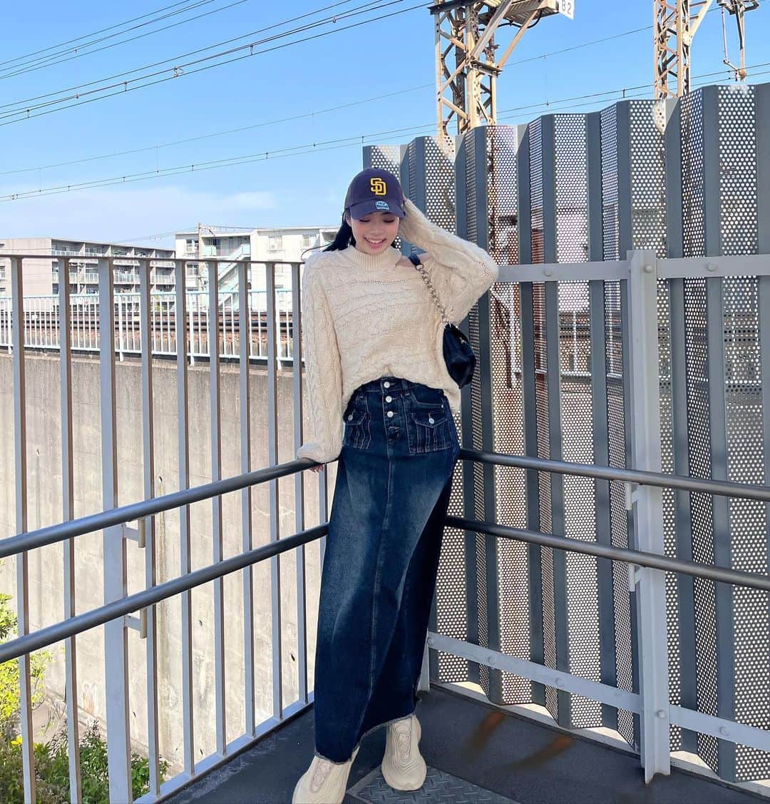 神田萌衣のインスタグラム：「今日めっちゃ暑いね😧  撮影終わってご褒美にお寿司🍣 (最近お寿司食べてる頻度がご褒美の頻度じゃない) からスーパーでいちご買ってパック丸ごと食べるという幸せな日でした🍓  オツカレサマデシタ」