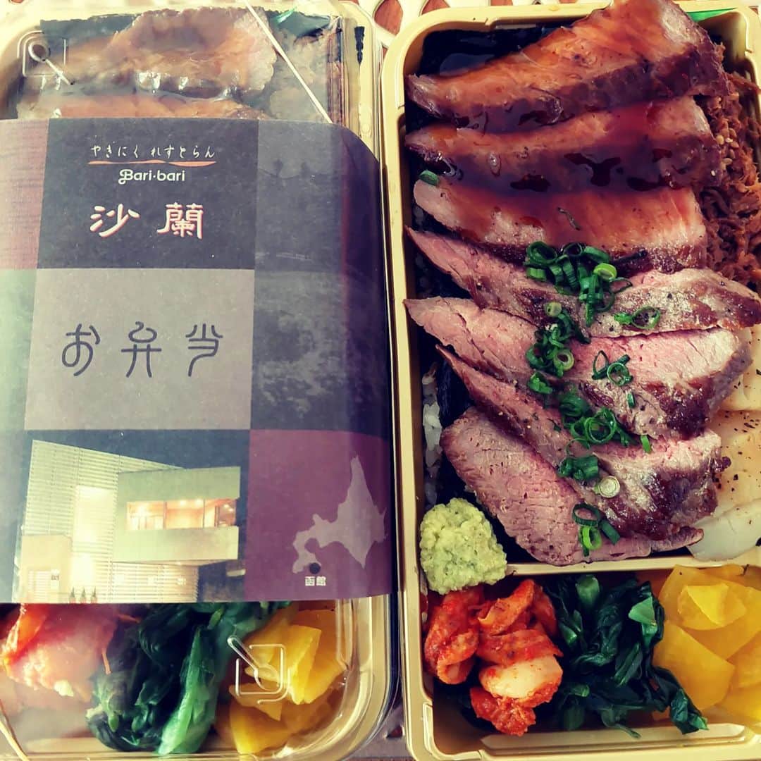 愛華みれさんのインスタグラム写真 - (愛華みれInstagram)「北海道～函館  デパートは、旅した気持ちになりますね  ホタテ🎵とお肉‼️ 一緒だ、、  あの店、この店  目移りしながら、、👀🎵  ＃やきにくれすとらん  ＃お弁当  ＃沙蘭  に、、、  楽しみ～😆」4月11日 15時37分 - mireaika