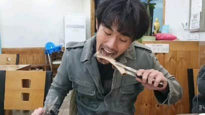 キム・ホチャンのインスタグラム：「. .  촬영 중 저녁시간~😋  상남자가 갈비탕 뜯기  #영화개봉기념 #가려진섬  #추억방출 #갈비탕 #상남자」