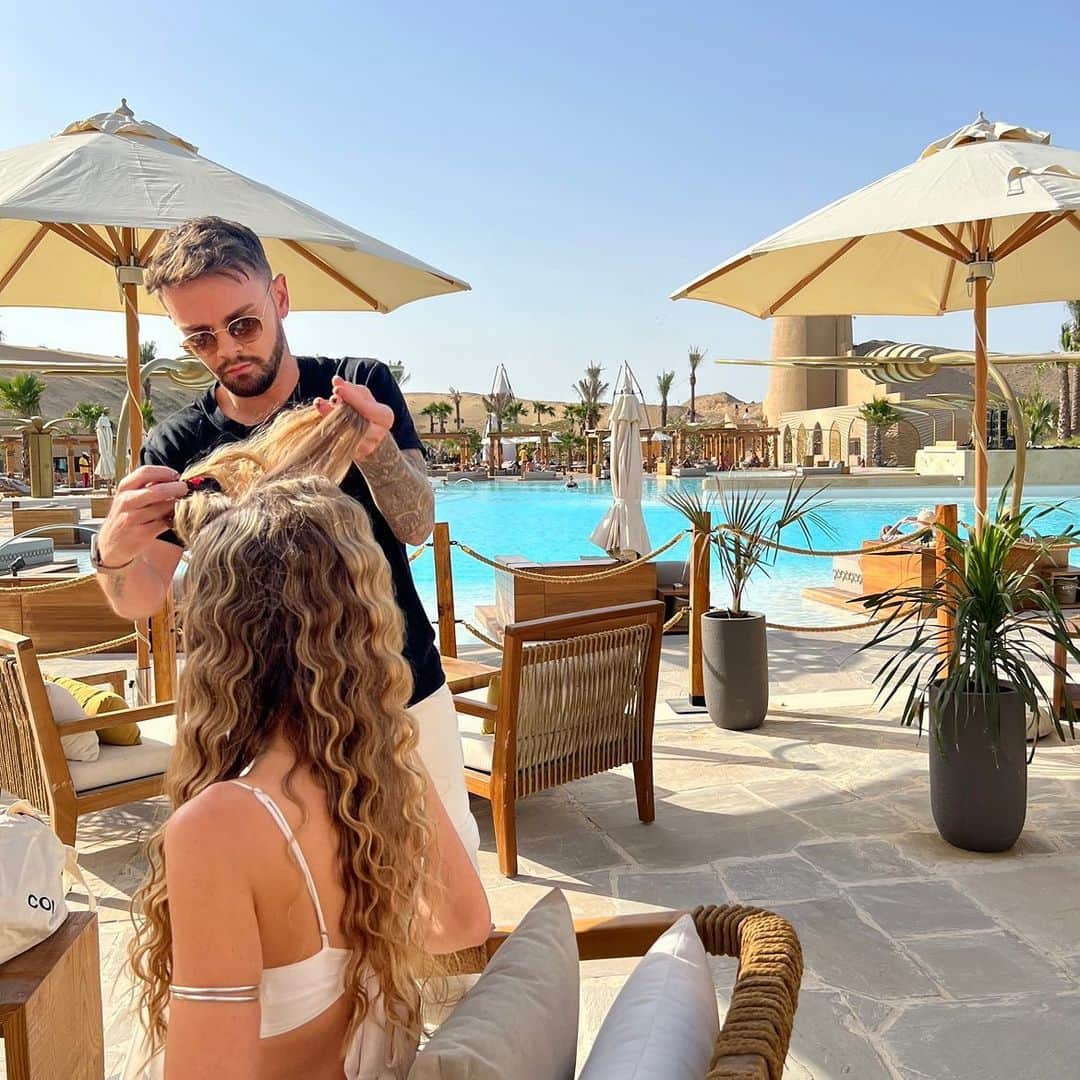 エイミー・ウィラートンさんのインスタグラム写真 - (エイミー・ウィラートンInstagram)「giving this lioness mane some lovin’   🦁  model: @missamywillerton  photographer | videographer: @filmmaker_ibiza @sy.rocha location: @terrasolisdubai  . . . . . #loreal #hairjournal #instahair #hairstyles #beachhair #photoshoot #dubaihair #mydubai #dubai #olaplex #creative #hairtrend #desertphotoshoot #balayage #hairstylist #curlyhair #hairofinstagram #hairfashion #dubaihairdresser #hairideas #hairoftheday #salon #lorealeducation」4月11日 15時51分 - missamywillerton