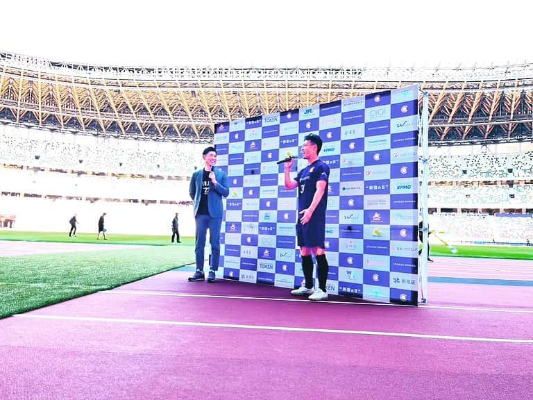 高橋大輔さんのインスタグラム写真 - (高橋大輔Instagram)「4月9日「新宿の日」  国立競技場 クリアソン新宿 2-1で逆転勝ち⚽️  国立・初勝利となりました😊  選手達のプレーもさることながら そのプレーに一喜一憂し、勝利の喜びを分かち合う関係者の皆さんの姿とファンの皆さんの熱い想いにグッときた試合。  私も初めて国立で  "ゴーーール"  を叫ばせてもらいました😁感謝✨  1万人を超える多数のご来場、ありがとうございました！  「新宿の日」まだまだ大きなムーブメントになっていくと良いな〜  #クリアソン新宿 #4月9日 #新宿の日  #jfl #国立競技場 #スタジアムmc #髙橋大輔 #高橋大輔」4月11日 15時43分 - daisuke_72