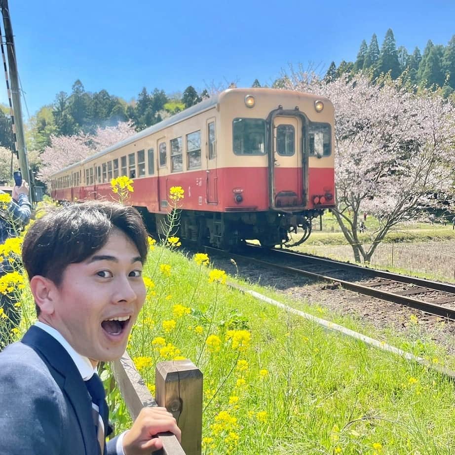 テレビ朝日アナウンサー公式さんのインスタグラム写真 - (テレビ朝日アナウンサー公式Instagram)「午後4時45分からは #スーパーJチャンネル この春、取材でたくさんの桜スポットにお邪魔しましたが、 その中でも特に印象に残っているのがこちら…！ 桜×菜の花×鉄道のコラボレーション！ 千葉県の無人駅で見ることができました。 秋は紅葉×鉄道も楽しめるそうですよ！ #佐々木快」4月11日 16時00分 - tvasahi_announcers