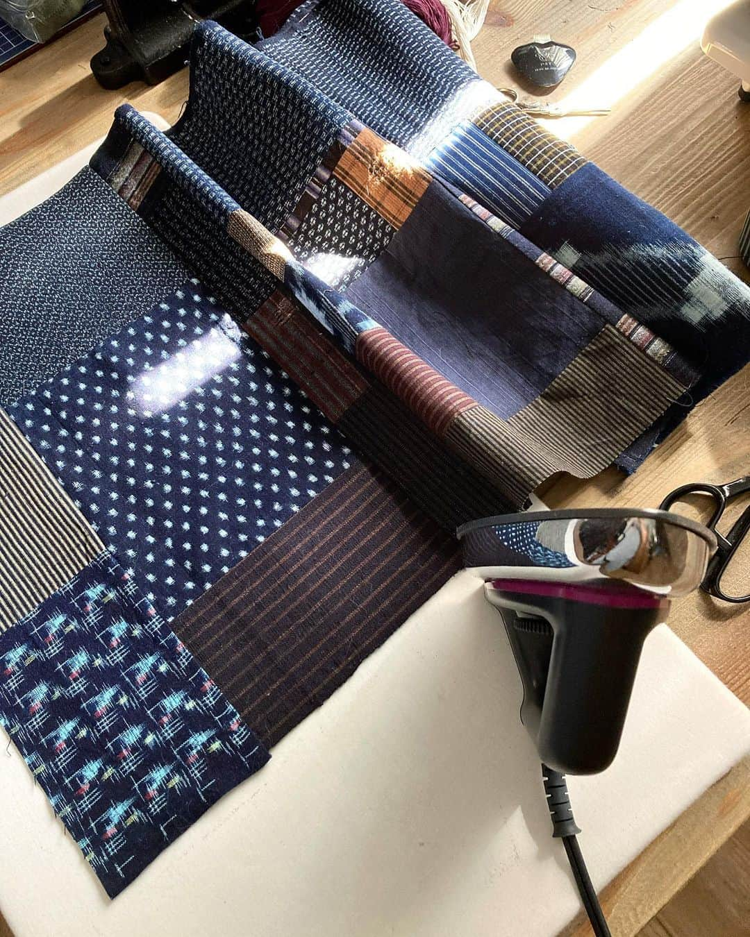 madebyayaのインスタグラム：「準備中〜🌀  #sewing #diy #ai #kimono #japaneseboro #japanesefabric #着物リメイク #vintagefabric #memadeeveryday #boro #indigo #upcycledclothing #sashiko #手仕事 #imakemyownclothes #handmadewardrobe #costura #slowfashion #手作り #繕う #裁縫 #ハンドメイド #手芸 #刺し子 #古布リメイク #藍染 #手作 #古布 #柿渋染め #미싱」