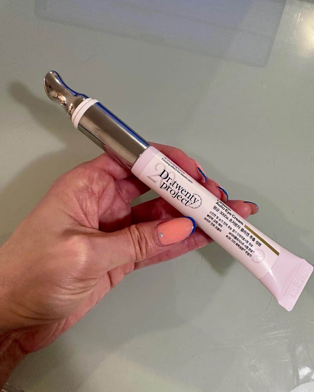 岩瀬玲のインスタグラム：「すごい面白いアイクリームを使ってみました  Dr.twentyリプダム オートアイクリーム @dr.twentyproject_japan  なんと振動するんです 先端のアプリケーターが 電池式になっていてアイクリームを振動させながら 塗れるという画期的な製品❤️  韓国コスメってほんと発想が面白いなーと思う製品です しかもオンオフボタンがなくて 触れると振動する仕組み しかも１分間に役12,000回も振動するらしい  そんなことができるのにプチプラ❗️  しかも先端部分が塗りやすい大きさと角度！ 目の周りとか口の周りにすっごい塗りやすくて 至れり尽くせり  手で塗るより吸収性も高いとのことだし 振動が気持ちよいです  いやー ほんと韓国って色々すごいなー❤️‍🔥 行きたくなってきました♪  #sponsored #ドクター20 #弾力ケア #スキンケア #アイクリーム #韓国コスメ」