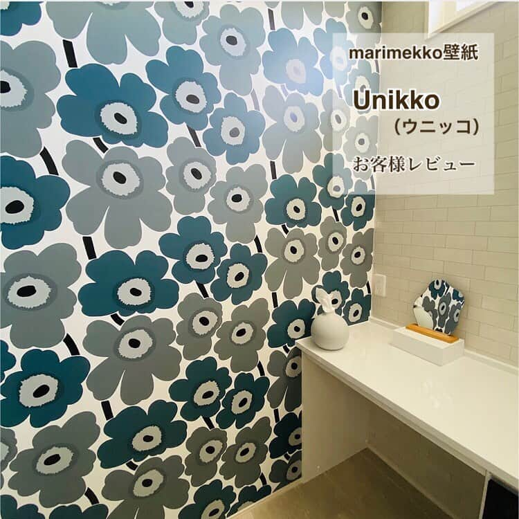 インテリアショップ メルサのインスタグラム：「【marimekko壁紙ご購入/施工レビュー】 @marimekko 壁紙より  #ウニッコ /グレイの壁紙 を洗面所に。  オフホワイトの造作テーブルやお洒落なインテリア小物とあわせて とても素敵にコーディネートされています。  お気に入りの空間で生活していると 毎日がハッピーな気分になりますね！ 素敵なお写真&レビュー ありがとうございます☺︎  こちらの壁紙は 写真の グレイの他 お色違いで プラム ライトベージュ オフホワイト レッド ホワイト/ライトグレイ ライトブラウン【new!】 オレンジ【new!】 スカイブルー【new!】  もございます！ 色によって全く印象が異なりますので お部屋にあったウニッコカラーを見つけてみませんか？  その他の marimekko 壁紙も  #メルサ楽天市場店 でご購入頂けます↓  商品のお問い合わせ、採寸、コーディネート等のご依頼は ・電話 0796-23-2338  ・メールアドレス info@merusa.net  ・ダイレクトメール または #メルサ楽天市場店 まで  お気軽にお問い合わせ下さい。  ------------------------------- オーダーカーテンとインテリアの店 メルサ https://www.merusa.net  メルサ楽天市場店 https://item.rakuten.co.jp/merusa/w-mu-2/  #マリメッコ壁紙 #マリメッコインテリア  #marimekko #マリメッコ  #unikko #ウニッコ壁紙 #マリメッコのある暮らし  #新築 #リフォーム #リノベーション #アクセントクロス #北欧インテリア #インテリアコーディネート  #merusa #豊岡 #兵庫」