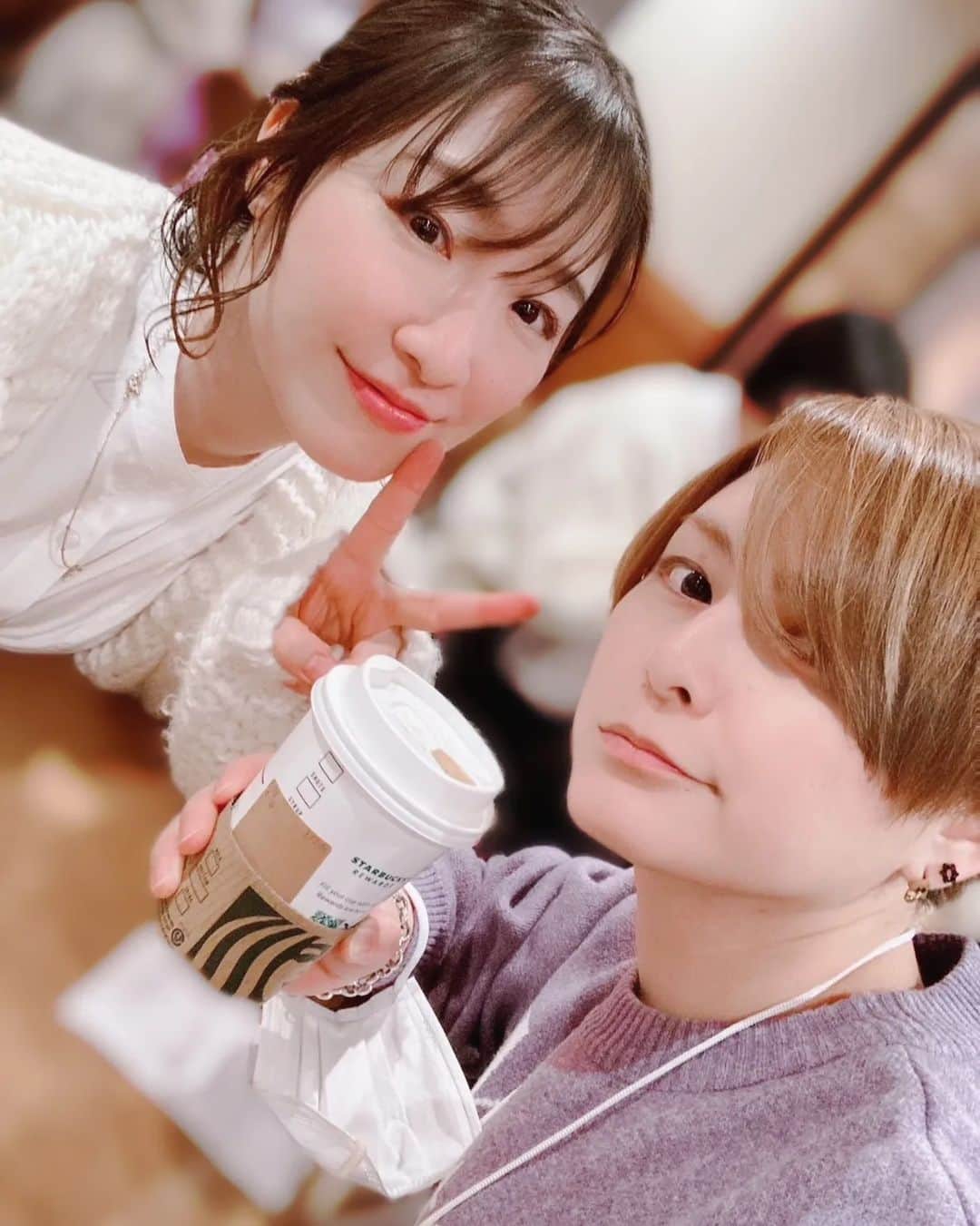 葉山いくみのインスタグラム：「2日目のステージが終わった後は大原桃子ちゃんと一緒に会場を回ってました✌💓 相変わらずのイケメンだ！！！ 大原桃子ちゃんは元々声優なんですが今はサンライズに勤めていて、 立場は変わったけど今もアニメのお仕事に携わってます☺  ステージ後にBS11ブースも見に行ったよ〜 ステージの合間にずっとジェしかの声が流れてました🦌💕 どこのステージも色んなこだわりが詰まっててすごく楽しかった🎶 有観客でイベントが出来るようになって本当によかったなって思いました😊  2日間盛り沢山で楽しかったです❤ 会いに来てくださった皆もありがとうございました✨✨  #AnimeJapan2023  #BS11」