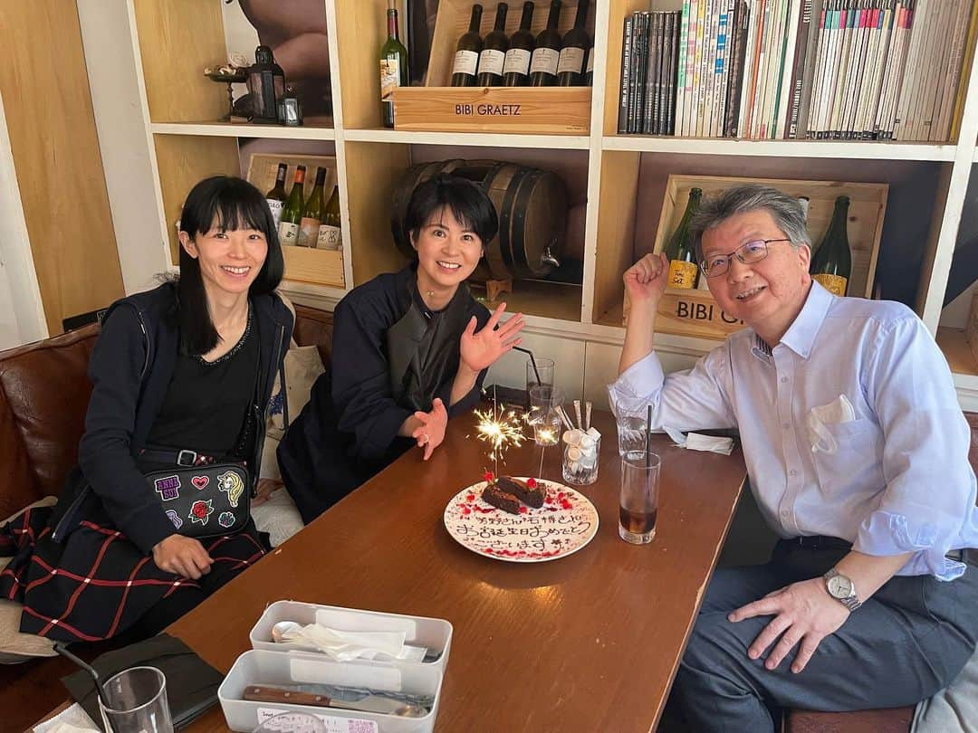 石榑亜紀子のインスタグラム：「ＮＨＫの芳野潔アナウンサーと お誕生日を祝いました🎂🥳🎉  黒崎瞳キャスターにケーキを 準備していただきました👏✨  広島でお世話になってから 長い付き合いになります😌  おめでとうございます㊗️ ありがとうございます㊗️  ラジオ深夜便、チェックします📻  美味しすぎる ガトーショコラでした🍫✨  #4月6日 #4月6日生まれ #芳野潔 #ＮＨＫ　#ラジオ深夜便 #アナウンサー #お誕生日 #黒崎瞳 キャスター #ランチ #富ヶ谷グルメ #富ヶ谷カフェ #富ヶ谷ランチ #スイーツ #カフェ時間 #カフェ #カフェ巡り  #代々木公園カフェ #ケーキ #カフェ好きな人と繋がりたい #カフェ活 #カフェ巡り好きな人と繋がりたい #カフェ部 #カフェスタグラム #甘党 #cafestagram #カフェスイーツ #スイーツ好きな人と繋がりたい #走る気象予報士 #スイーツコンシェルジュ」