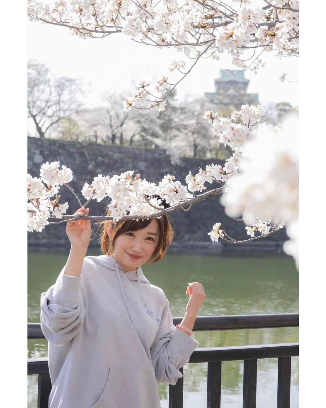 のインスタグラム：「何度か過去にも書かせてもらいましたが、何故か昔は桜が苦手でした。 理由は自分でもわからないけど、お花見の季節が苦手だった。 前世なんかあったのかしら🙄。。。なーんて思っちゃうくらい苦手だった。  でも今は好き🌸 甥っ子くんが春生まれだから、それきっかけなのかしら。 何故かわからないけど、いつの間にか好きになった💕  そして今年は人生で一番じゃないかなってくらい桜を堪能出来た🥰 大好きな人たちとのお花見最高💕  まぁでも、私の場合、花より美味しいモノなのは譲れないけど🙄😛  #桜 #花見」