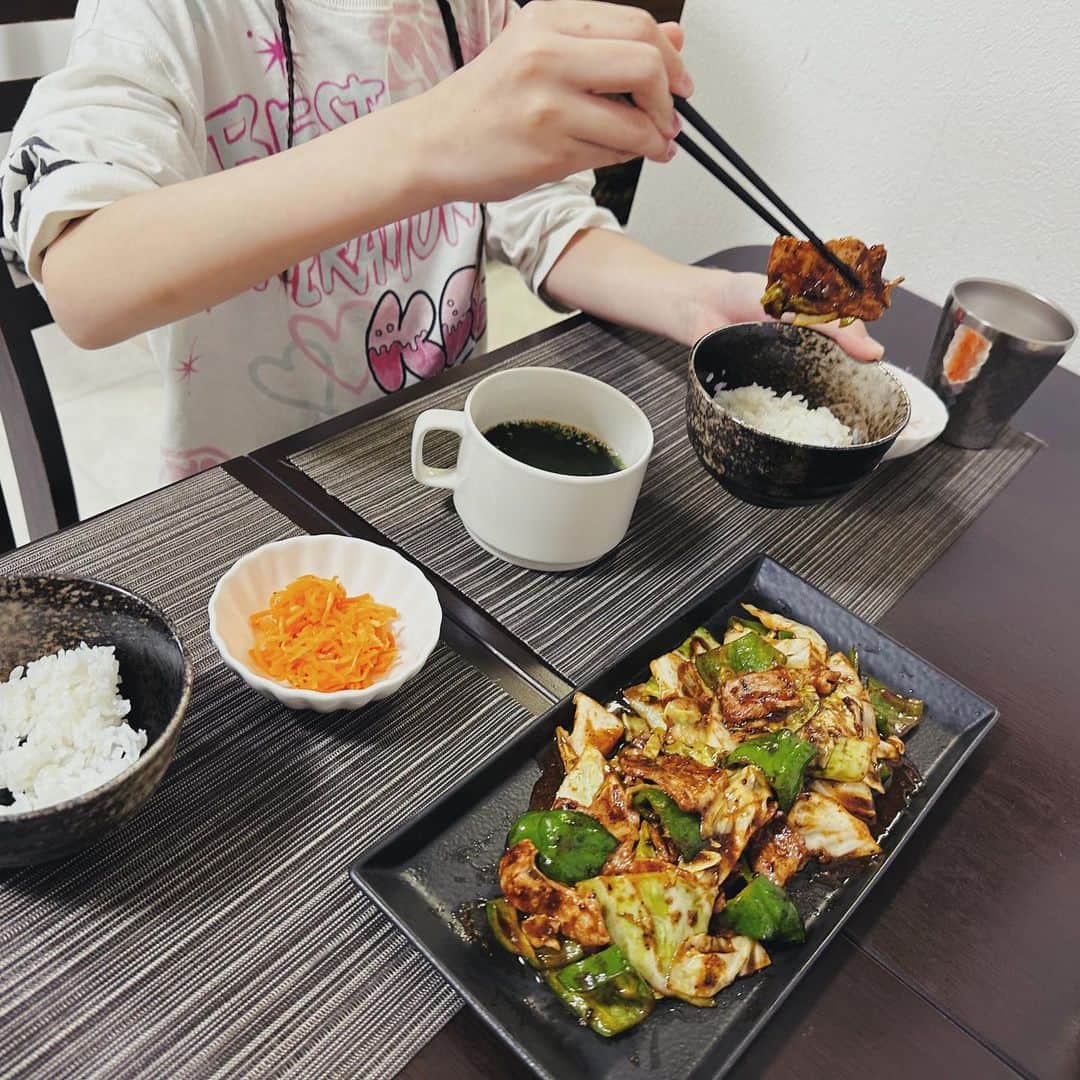 EMIのインスタグラム：「⭐︎ たまにある夫婦共に朝から仕事で 夕方までバタバタと余裕のない日。 買い物に行く時間もなく帰宅し 冷蔵庫にある物でパパッとご飯！ そんな時に、ストックしておいて良かった〜 と心底思うのが「Cook Do」✨ 今日はわが家みんなが大好きな「Cook Do」＜回鍋肉用＞に。 あり物の野菜と豚肉があればあっという間にメインのおかずが出来ちゃう👍🏻 腹ペコな娘は待てずにフライング😂 野菜が苦手な娘が、イケる〜！とペロリでし((´艸｀*)) いつ作っても間違いのない安定した味💕 みんなが、ご飯おかわり〜！ってなるから 回鍋肉の日はいつもより多めにご飯炊くよ。 疲れた日でも時短でご飯作れたお陰で 気持ちに余裕が出来てみんなで楽しい夕飯時間になりました。 さて明日も頑張ろ〜！ #味の素 #PR #晩ご飯 #回鍋肉 #CookDo #時短ご飯」