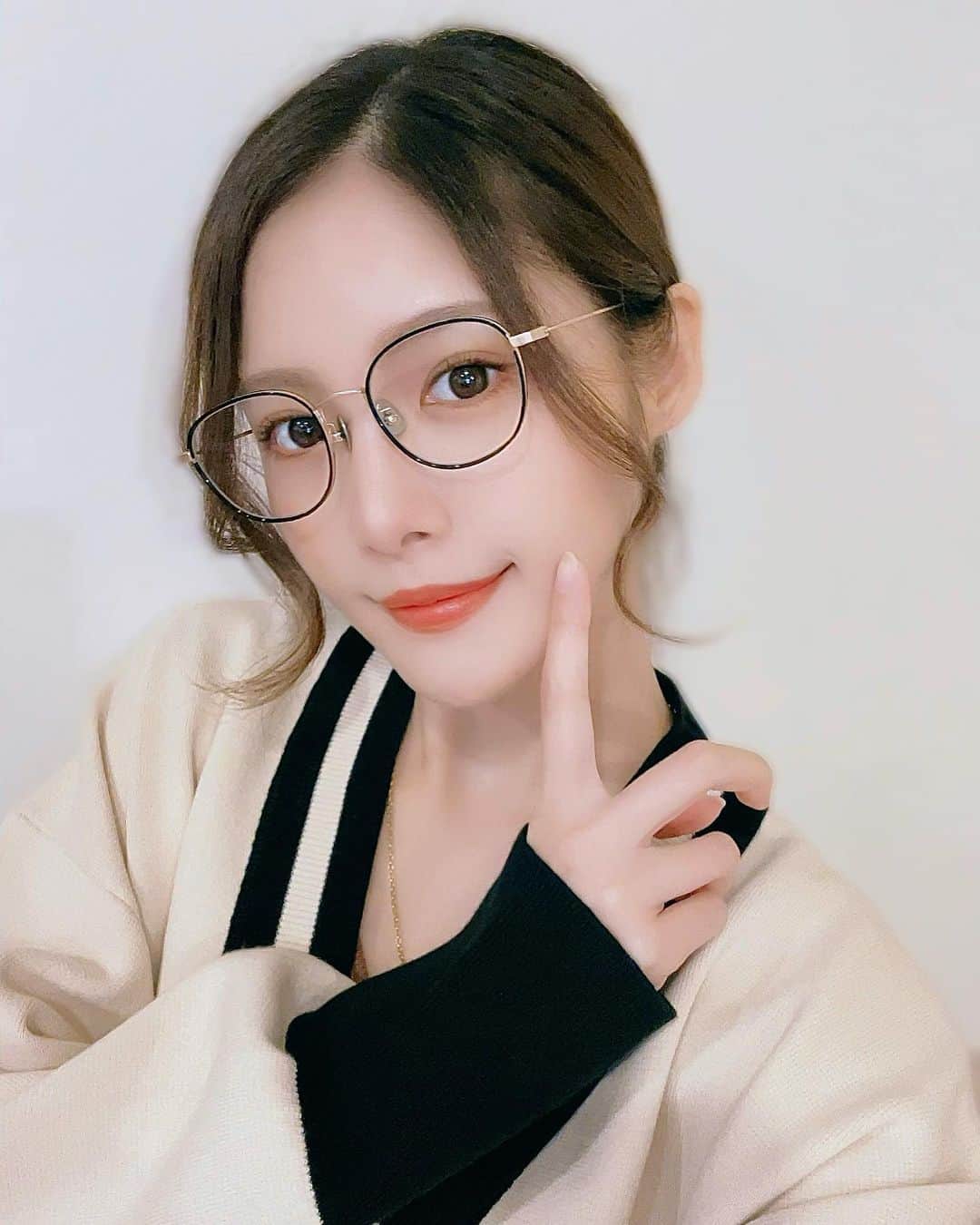 美沙玲奈のインスタグラム：「ᕷ˖°  そろそろ眼鏡の度数を調整しに行かないと🧐 新しい眼鏡も欲しいなぁ〜🌱  #selfie #めがね女子 #ナチュラルメイク」