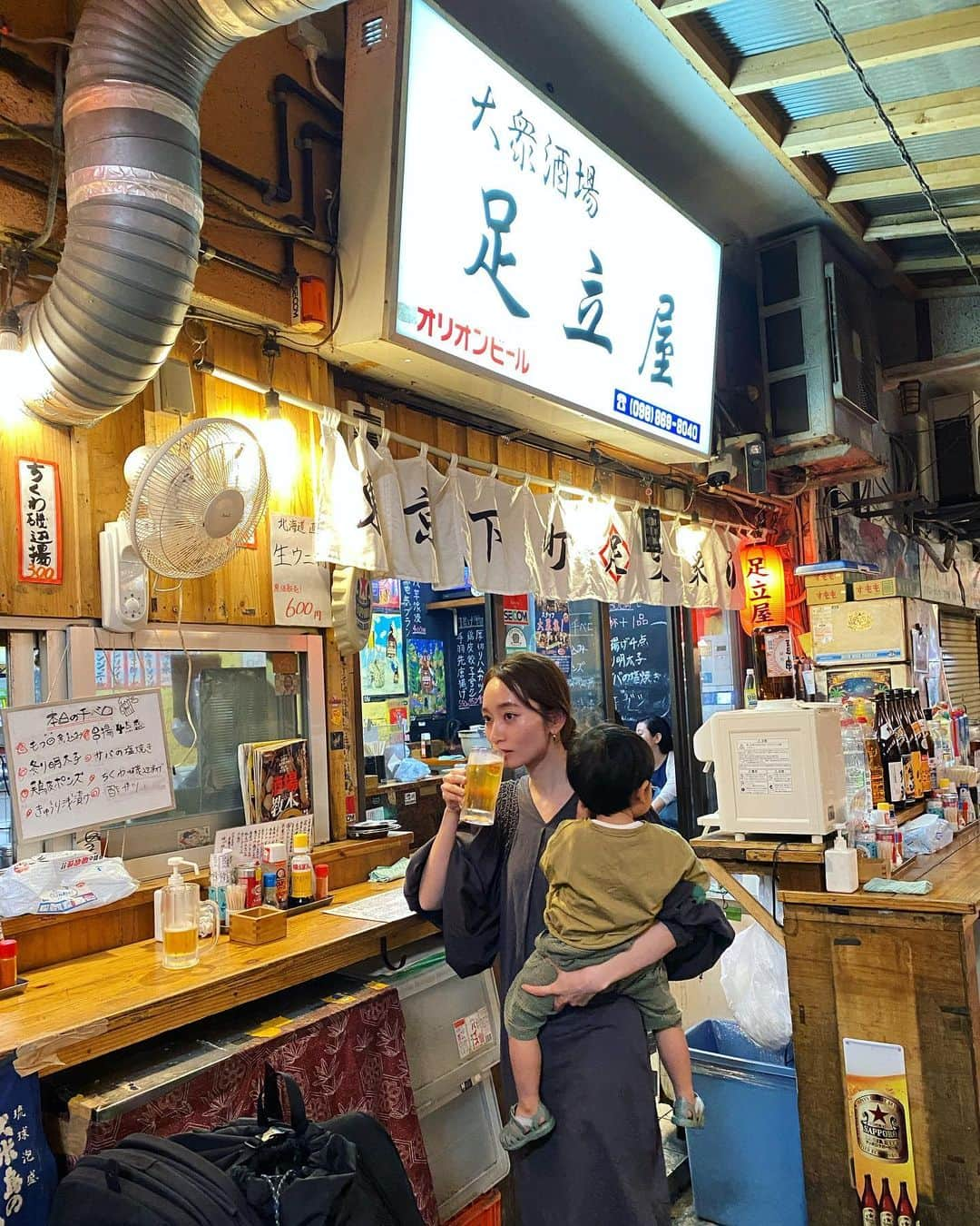 落合砂央里さんのインスタグラム写真 - (落合砂央里Instagram)「今日の東京はとても暖かく、外で飲んだら気持ちよさそう…🍺  載せ忘れてた沖縄旅行の記録 ツチトイブキは那覇のナチュラルワインのお店🍷 明るい時間から外の席で飲むナチュラルワインと美味しいおつまみで至福の時でした  那覇には赤提灯のお店がいっぱい！！ センベロのクオリティが高すぎて衝撃でした(お酒3杯におつまみついて千円…！)  帰りの飛行機に乗る前にサクッと寄り道！ 久しぶりの立ち飲み、やはり最高。 沖縄は子連れで行けるお店が多くてとてもありがたかったです🍺  たまには母さんもやきとん食べながらサクッと1杯やりたいな、なんて時もあるので 東京にも子連れでお邪魔出来るお店があったらいいな〜と赤提灯好きとしては思うのです。  #お酒好き #赤提灯」4月11日 16時10分 - ochiaikun