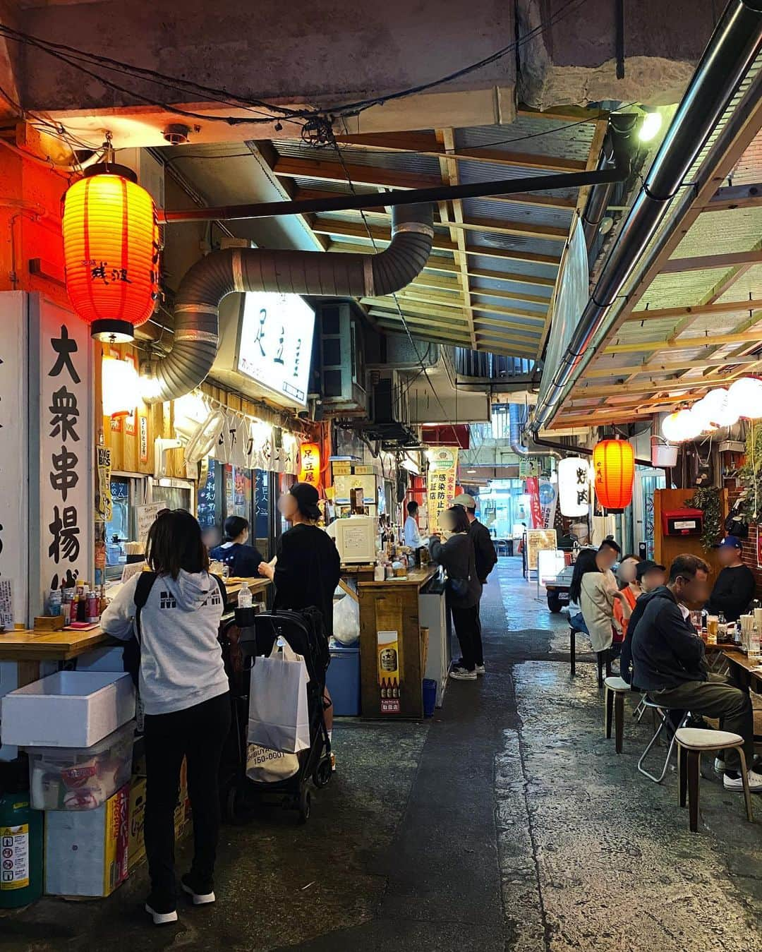 落合砂央里さんのインスタグラム写真 - (落合砂央里Instagram)「今日の東京はとても暖かく、外で飲んだら気持ちよさそう…🍺  載せ忘れてた沖縄旅行の記録 ツチトイブキは那覇のナチュラルワインのお店🍷 明るい時間から外の席で飲むナチュラルワインと美味しいおつまみで至福の時でした  那覇には赤提灯のお店がいっぱい！！ センベロのクオリティが高すぎて衝撃でした(お酒3杯におつまみついて千円…！)  帰りの飛行機に乗る前にサクッと寄り道！ 久しぶりの立ち飲み、やはり最高。 沖縄は子連れで行けるお店が多くてとてもありがたかったです🍺  たまには母さんもやきとん食べながらサクッと1杯やりたいな、なんて時もあるので 東京にも子連れでお邪魔出来るお店があったらいいな〜と赤提灯好きとしては思うのです。  #お酒好き #赤提灯」4月11日 16時10分 - ochiaikun