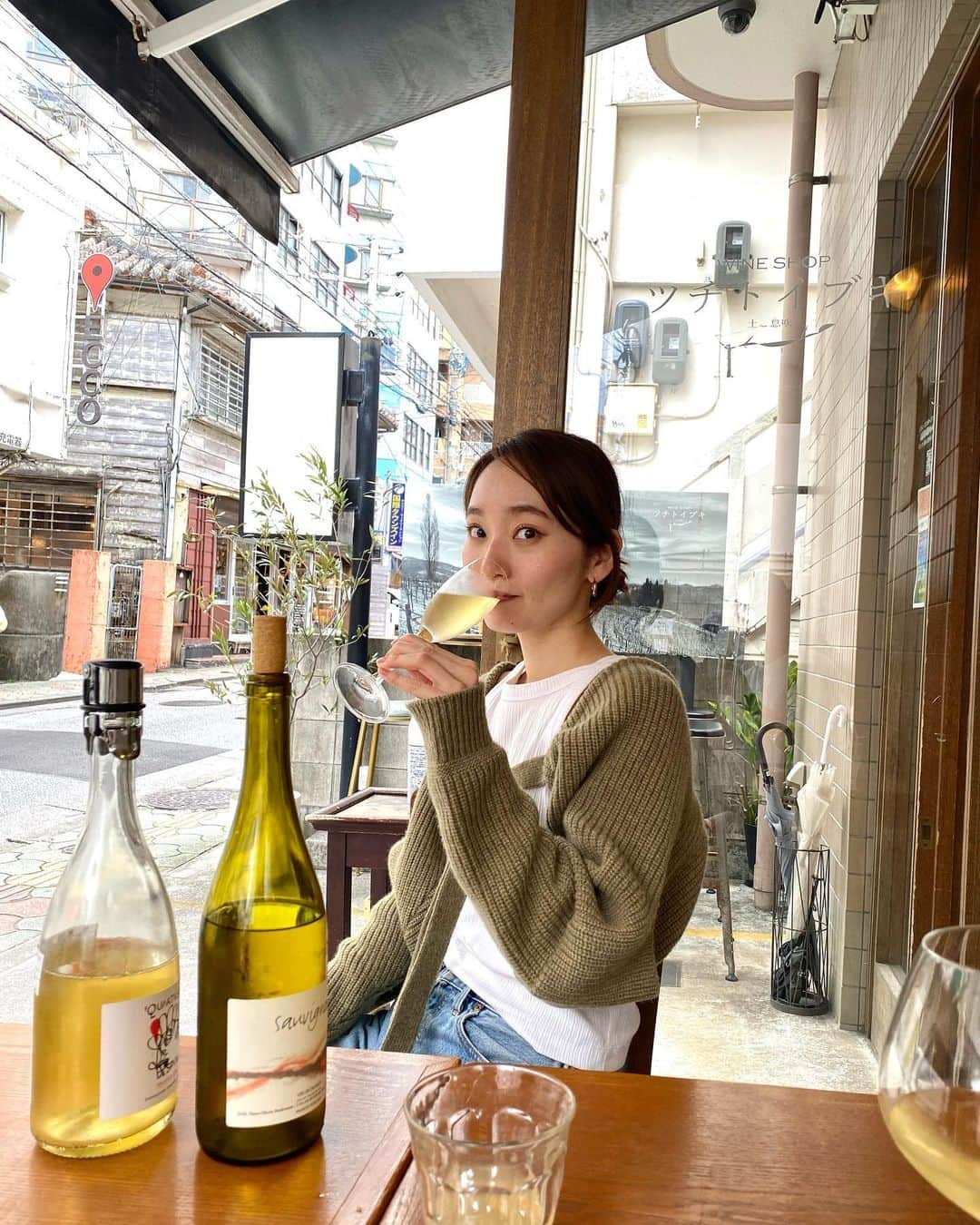 落合砂央里さんのインスタグラム写真 - (落合砂央里Instagram)「今日の東京はとても暖かく、外で飲んだら気持ちよさそう…🍺  載せ忘れてた沖縄旅行の記録 ツチトイブキは那覇のナチュラルワインのお店🍷 明るい時間から外の席で飲むナチュラルワインと美味しいおつまみで至福の時でした  那覇には赤提灯のお店がいっぱい！！ センベロのクオリティが高すぎて衝撃でした(お酒3杯におつまみついて千円…！)  帰りの飛行機に乗る前にサクッと寄り道！ 久しぶりの立ち飲み、やはり最高。 沖縄は子連れで行けるお店が多くてとてもありがたかったです🍺  たまには母さんもやきとん食べながらサクッと1杯やりたいな、なんて時もあるので 東京にも子連れでお邪魔出来るお店があったらいいな〜と赤提灯好きとしては思うのです。  #お酒好き #赤提灯」4月11日 16時10分 - ochiaikun