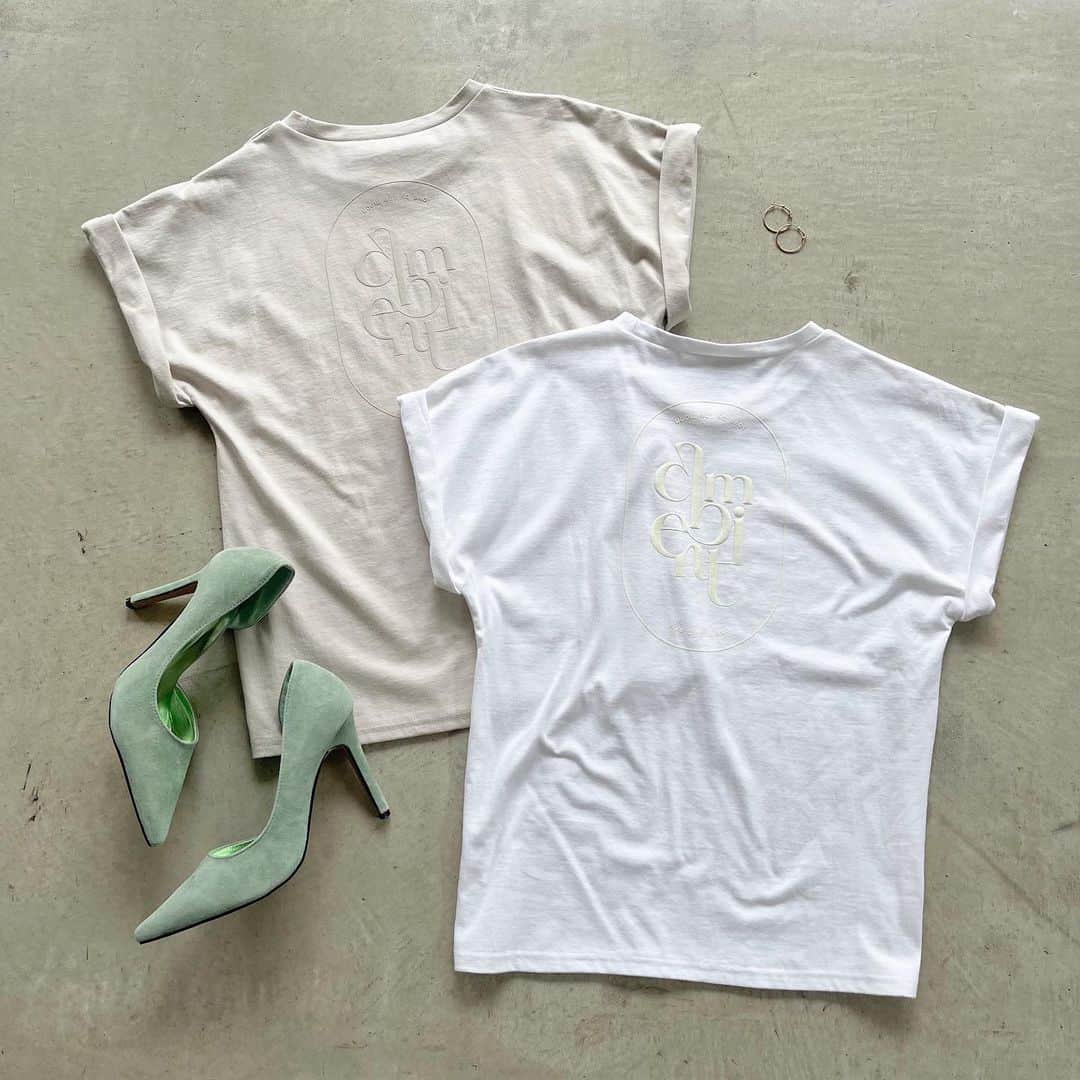 デュラスアンビエントのインスタグラム：「#バックプリントロールアップスリーブTシャツ <White, White/Black, Greige, Black> 【4/17(MON)20:00-】  目新しいクラシカルな遊び心を利かせたロゴTシャツ。  ゆとりを持たせたボックスシルエットでカジュアルな印象ですが、柔らかい丸みのあるAMBIENTロゴでレディに着地。  発泡プリントで文字に立体感を持たせることで、同系色でもロゴが引き立つ仕様に。  ＿＿＿＿＿＿＿＿＿＿＿ ✔︎ @ambient_styling #AMBIENT #ambient_official #ambientstyle #アンビエント」