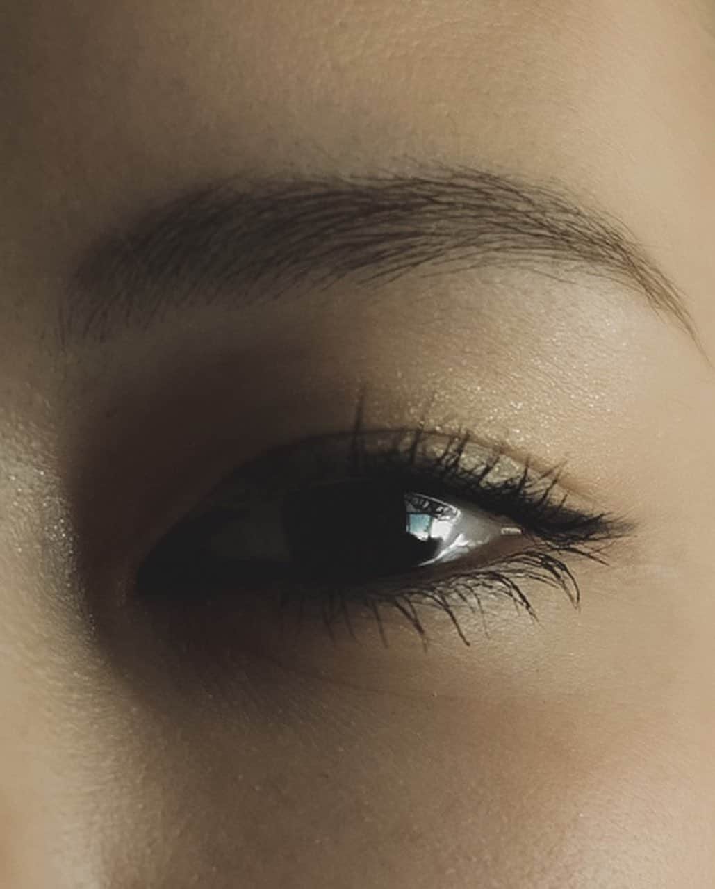 のインスタグラム：「オープンしたばかりの @neu_eyebrow 《THE BROW BAR n》渋谷店に行ってきました〜✨ アートメイクをしようか迷ってた時に出会った @hyangsuk0405 ひゃんさん💓 ひゃんさんに眉癖を改善してもらったら、めちゃくちゃ毛量が増えたように見えてビックリ😳 （写真5枚目は、上がビフォア、下がアフター）  それから定期的に通ってるのですが、渋谷店が新しくオープンしたとのことで、旦那さんと行ってきました❣️ メイクしたまま、椅子に座ったまま施術してくれるのでとっても楽！ ひゃんさん1人で旦那さんと私の眉をあっという間に整えてくれました✨✨✨ 眉癖を改善してもらってからは、眉マスカラで整えるだけで充分に🙌 めちゃくちゃメイク時間が楽になりました🤗  私のインスタを見た！と言ってくれたら1000円OFFになるそうなので、是非この機会に行ってみてね😉💓  #眉癖改善 #browbar #hollywoodbrowlift」