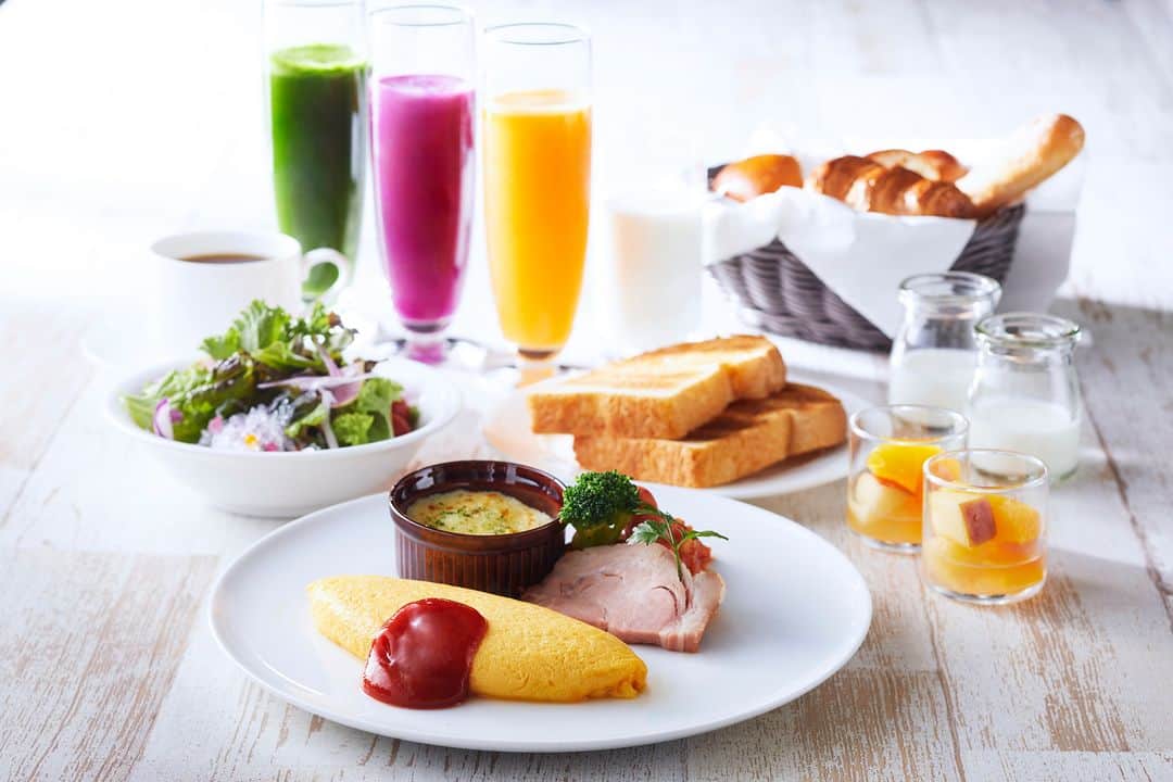 ホテルニューオータニ博多さんのインスタグラム写真 - (ホテルニューオータニ博多Instagram)「4月11日は「しっかりいい朝食の日」✨  朝食は一日のはじめの大事なスイッチ。 脳のエネルギー源のブドウ糖を吸収してからだをしっかり目覚めさせます！ 新学期や新生活で忙しい朝こそ、しっかり食べて 「体内リズム」と「生活リズム」を整えましょう！  出張やご旅行の一日の始まりは、ホテルの朝食にお任せください💪  【お問合せ】 TEL：092-714-1111（代表） ＠newotani_hakata_official  ------------------------------------- #朝食 #朝食ビュッフェ #ホテル朝食  #ブレックファースト #モーニングビュッフェ #和朝食 #朝ごはん #朝御飯 #朝ごはん部  #福岡ホテル #福岡旅行 #福岡出張  #fukuokatrip #fukuokafood #天神グルメ #渡辺通グルメ #福岡グルメ #hotelnewotanihakata #newotanihakata  #hotelnewotani #newotani  #ホテルニューオータニ博多 -------------------------------------」4月11日 16時22分 - newotani_hakata_official