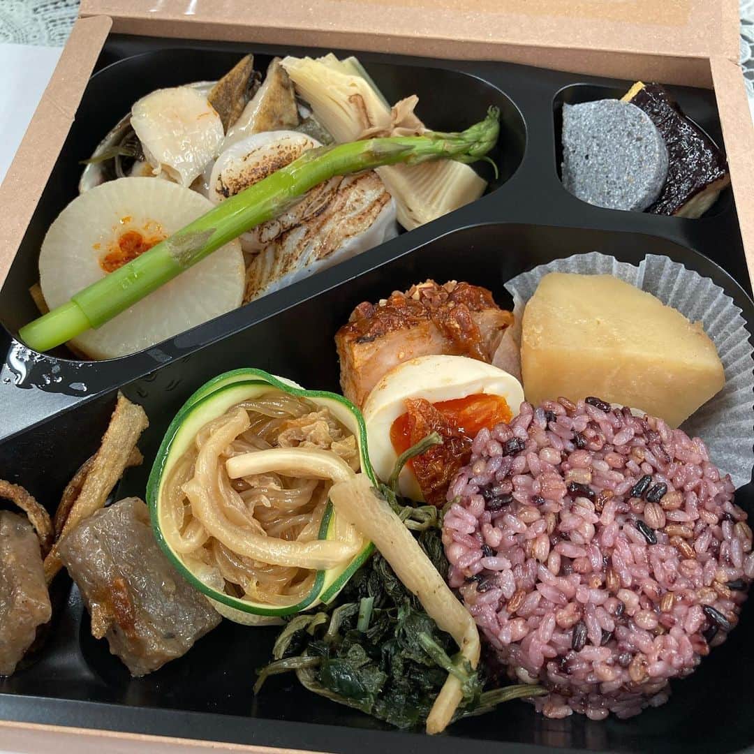 井上荒野のインスタグラム：「東京で新連載のインタビュー＆打ち合わせ。めちゃくちゃおいしいお弁当いただいた。韓国発酵料理の金健三シェフ製。連載は、料理と飲み物のペアリングをモチーフにした掌編でなかなか楽しくなりそうなので、またあらためて告知します😊」