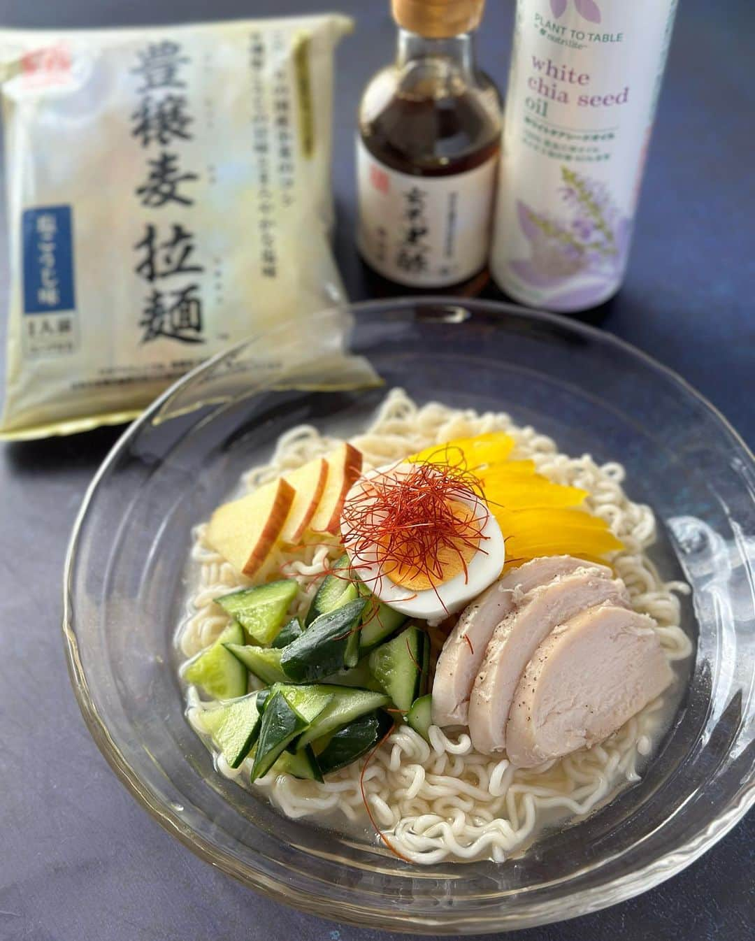 ひろこぱんさんのインスタグラム写真 - (ひろこぱんInstagram)「【水キムチ冷麺】  水キムチを作ったので、水キムチ冷麺にしてみた🍜✨  水キムチの漬け汁をスープに使って乳酸菌たっぷり✨️ 玄米黒酢、豊穣麦拉麺塩こうじ味のスープとの組み合わせが絶品でした😬  そして、ホワイトチアシードオイルをかけて頂く😋 チアシードはスーパーフードとしてとても人気ですが、そのオイルと言うことでオメガ3脂肪酸含有量が60パーセント以上！ 毎日小さじ一杯のオメガ3脂肪酸摂取が良いそうなので仕上げにさっとかけてみました✨ クセもなく、食べやすかった😋  【材料】2人分 水キムチ 100g 鶏ハム　好きなだけ ゆで卵　２個  水キムチの漬け汁　1カップ(冷やしておく) 水　1カップ 黒酢 大さじ1  豊穣麦拉麺　2袋 チアシードオイル　適量  【作り方】 ①水キムチと鶏ハムは食べやすい大きさにする 　ゆで卵は半分にカット ②小ボウルに、水キムチのつけ汁、水、黒酢、豊穣麦拉麺（塩こうじ味）のスープを入れ混ぜる。 ③お湯を沸かし、麺を茹でる ④茹で上がったら冷水で冷やし、皿に盛る ⑤スープをかけ、水キムチ、鶏ハム、卵を盛り付けて完成  #豊穣麦拉麺 #ホワイトチアシードオイル #塩こうじ #鶏ハム  #韓国料理 #水キムチ #冷麺」4月11日 16時27分 - hirokopan.j