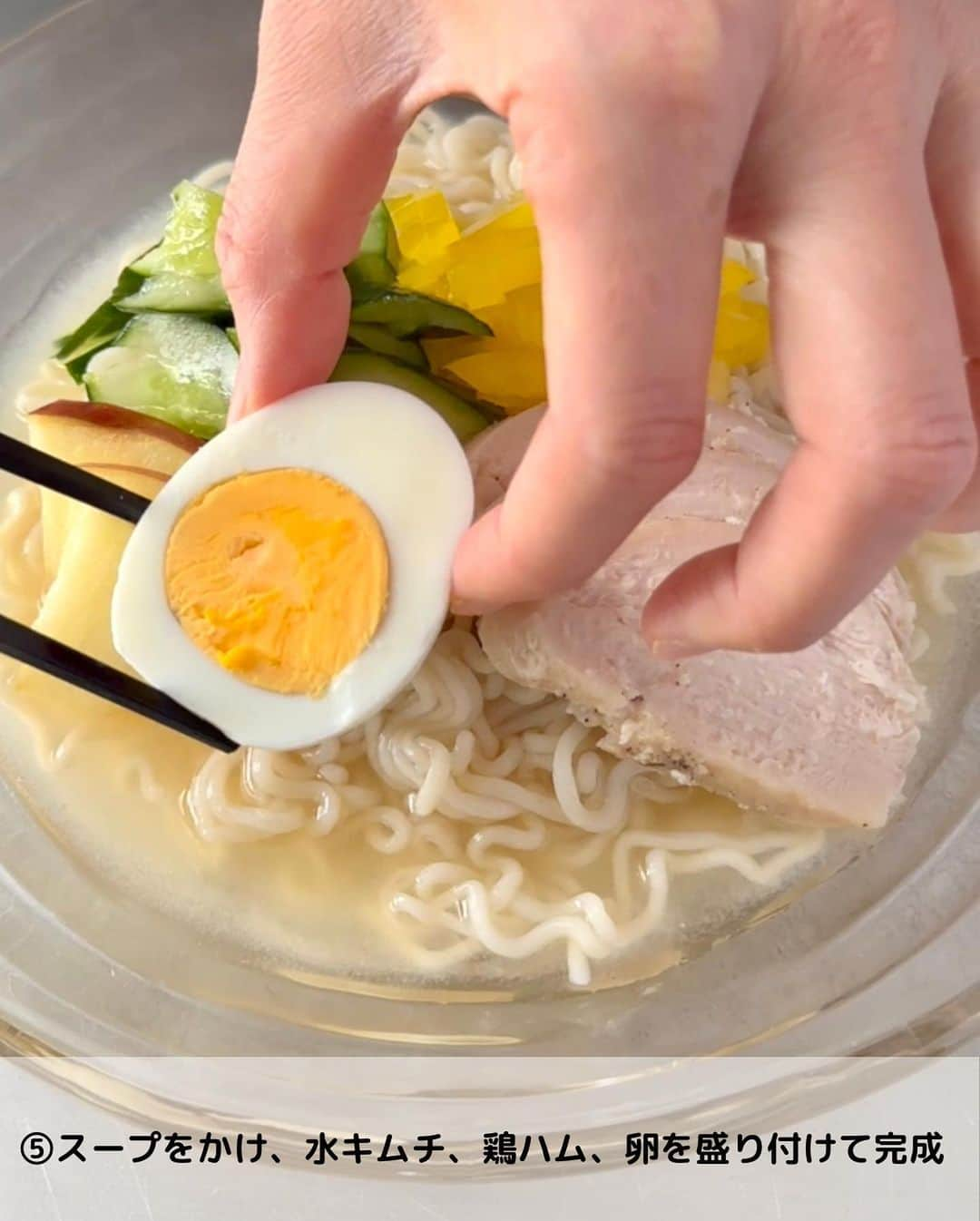 ひろこぱんさんのインスタグラム写真 - (ひろこぱんInstagram)「【水キムチ冷麺】  水キムチを作ったので、水キムチ冷麺にしてみた🍜✨  水キムチの漬け汁をスープに使って乳酸菌たっぷり✨️ 玄米黒酢、豊穣麦拉麺塩こうじ味のスープとの組み合わせが絶品でした😬  そして、ホワイトチアシードオイルをかけて頂く😋 チアシードはスーパーフードとしてとても人気ですが、そのオイルと言うことでオメガ3脂肪酸含有量が60パーセント以上！ 毎日小さじ一杯のオメガ3脂肪酸摂取が良いそうなので仕上げにさっとかけてみました✨ クセもなく、食べやすかった😋  【材料】2人分 水キムチ 100g 鶏ハム　好きなだけ ゆで卵　２個  水キムチの漬け汁　1カップ(冷やしておく) 水　1カップ 黒酢 大さじ1  豊穣麦拉麺　2袋 チアシードオイル　適量  【作り方】 ①水キムチと鶏ハムは食べやすい大きさにする 　ゆで卵は半分にカット ②小ボウルに、水キムチのつけ汁、水、黒酢、豊穣麦拉麺（塩こうじ味）のスープを入れ混ぜる。 ③お湯を沸かし、麺を茹でる ④茹で上がったら冷水で冷やし、皿に盛る ⑤スープをかけ、水キムチ、鶏ハム、卵を盛り付けて完成  #豊穣麦拉麺 #ホワイトチアシードオイル #塩こうじ #鶏ハム  #韓国料理 #水キムチ #冷麺」4月11日 16時27分 - hirokopan.j