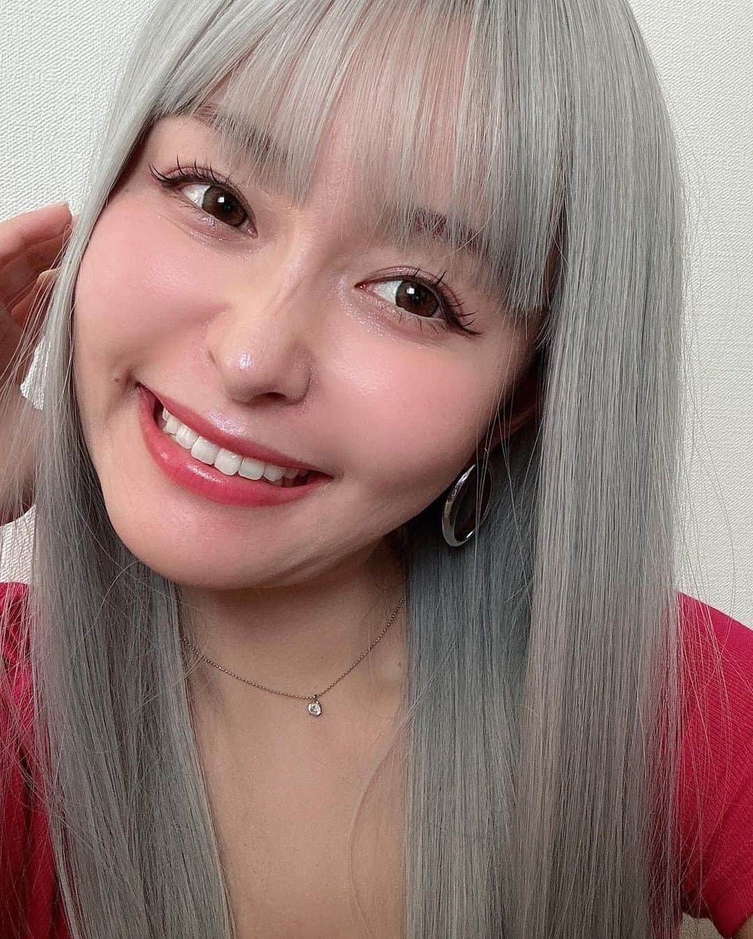 歩乃華（ほのらん）のインスタグラム：「💖🩵 . ウィッグでこんな変わるんですねー🔥 写真は全部同じ日です！ 久しぶりにつけま付けたら めちゃ難しかったのと取るの痛かったです😖 これはカラコン14.5ミリ！ 要望が多かったので 今日昔使ってたカラコンの 16ミリ発注しました🥲🩵 到着まで待っててねー！」