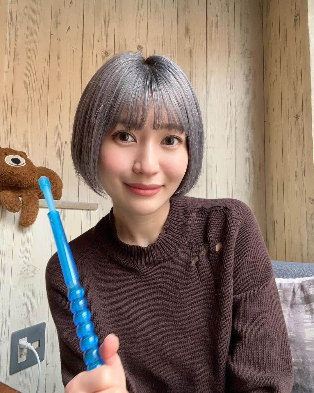 かおるやまさんのインスタグラム写真 - (かおるやまInstagram)「ここは私が25歳のときに出した、記念すべき1店舗目のお店！当初は17:00-29:00までの営業で、ずっと現場立ってました！  キャバクラ時代のお客様や同業者さんが毎日お祝いしてくれて、朝7-9時までなんてザラだった🤣  オープンして半年ほどはキャバクラと二足のわらじ🥿で、相棒の山本にはたくさん助けてもらったなぁ。  今ではたくさんの従業員様やお客様と出会えて、たくさんの方々に支えていただき、本当にやりがいのある毎日を過ごさせて頂いています。  原点 煙山栄店(@enzan1001 )は現在15:00-28:00までの営業時間です❣️ 充電器貸し出しできます😎 喫煙可能です🤓 wifi完備です🥰 食べ物のみ持ち込み自由です🥰(飲み物はダメです🙅‍♀️) くまさんのぬいぐるみと見せかけたティッシュいます🥹  自慢の従業員さんたちなので是非とも遊びに来てください❣️  #名古屋 #栄 #名古屋栄 #かおるやま #名古屋シーシャ #栄シーシャ #愛知シーシャ #シーシャカフェ #シーシャバー #深夜営業 #栄カフェ #栄バー  #シーシャ #経営 #飲食店経営 #ハイトーンショート #ハイトーンボブ  #タンバルモリ #ボブヘア」4月11日 16時30分 - kaoruyama59