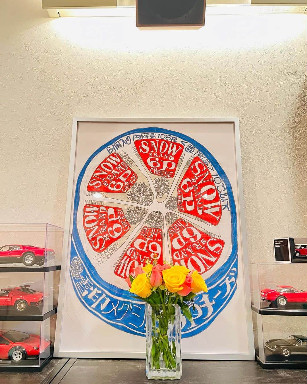 カータンさんのインスタグラム写真 - (カータンInstagram)「. おっちーに誕生日のお花をもらった😭 我が家のおっちー画廊に飾ってみた😆  #誕生日  #落合翔平」4月11日 16時30分 - katan703