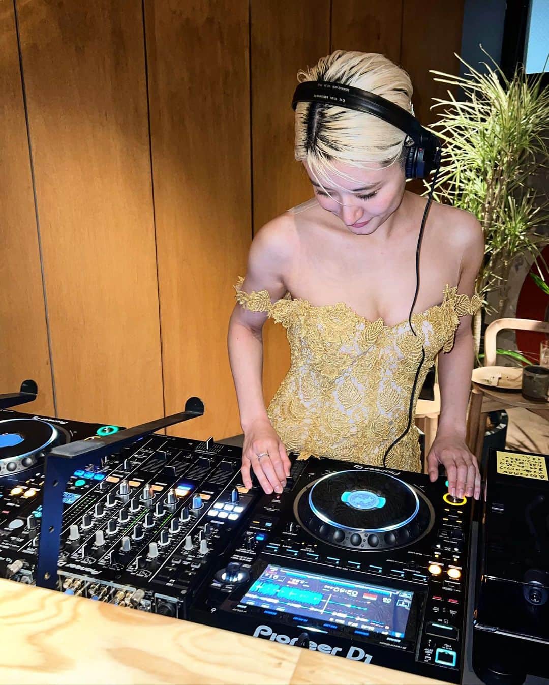 のインスタグラム：「結婚式や二次会🤵‍♂️👰‍♀️でのDJオファーも増えてきて、  世の中コロナも終わって happyに溢れてるな〜と思います👶🏻💕  @fumikadualk ちゃんのご紹介で、ご友人の Erikaさんの結婚式二次会でもDJさせてもらえて嬉しい限りです👶🏻❣️  音楽で花を添えました🌸🫶  この日のために @dualk__official のドレスを仕立ててくれて🫶🥂💓お揃いしました✨いつもありがとうございます✨  #weddingparty #dj #music」