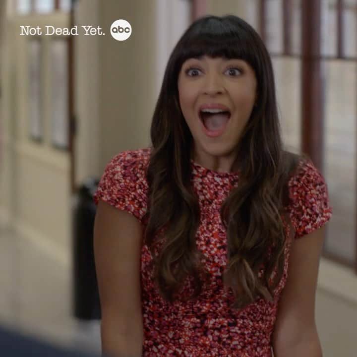 ハンナ・シモンのインスタグラム：「It will never be normal to think that I get to do what I love for a living. Took a really really long time and a lot of persistence but now somehow I am part of two incredible funny smart shows and both shows are streaming on @hulu! Wild little life xo」