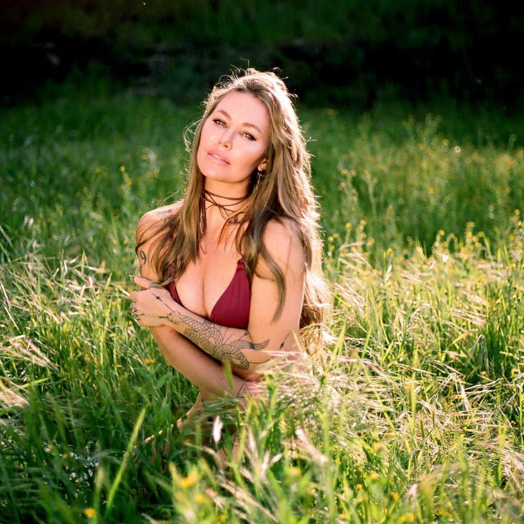 ニコール・アニストンのインスタグラム：「Loving these captures of @realnicoleaniston on color film... I posted a bunch of shots on my Patreon, visit the link in bio to check them out!   #hollyrandallphotography #film #shotonfilm #portra400 #nicoleaniston #outdoorphotography #naturallight #nofilter」