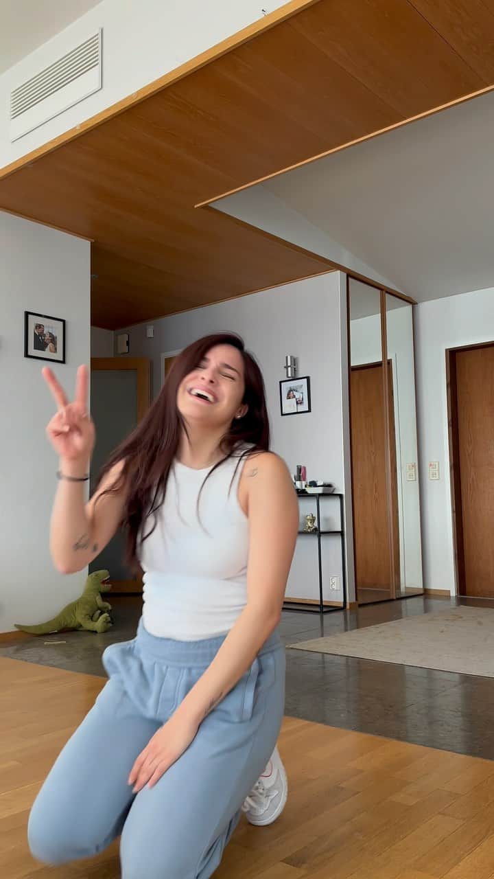 チャチー・ゴンザレスのインスタグラム：「The way this TikTok dance lives rent free in my head 😅 so addictive and fun. Dc @kikimulani」