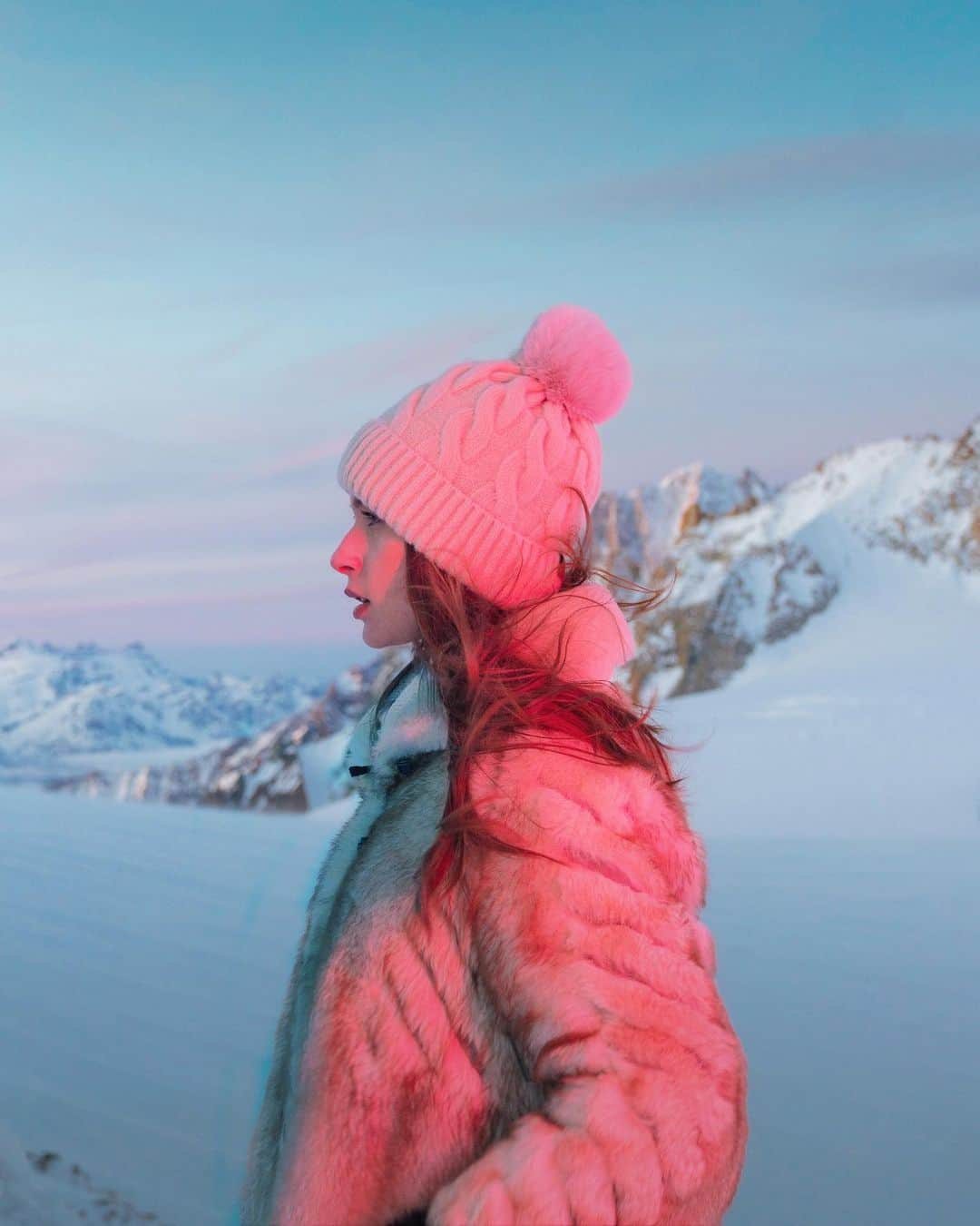 Simone Bramanteさんのインスタグラム写真 - (Simone BramanteInstagram)「The Alps are still white but even full of vivid colors.  The show’s up there at 3466 mt @skywaymontebianco   w/ @erikarebbelato  #sonyalpha #whatitalyis #montblanc」4月12日 1時59分 - brahmino