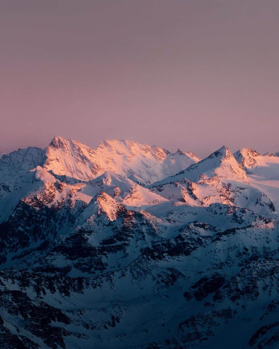 Simone Bramanteさんのインスタグラム写真 - (Simone BramanteInstagram)「The Alps are still white but even full of vivid colors.  The show’s up there at 3466 mt @skywaymontebianco   w/ @erikarebbelato  #sonyalpha #whatitalyis #montblanc」4月12日 1時59分 - brahmino