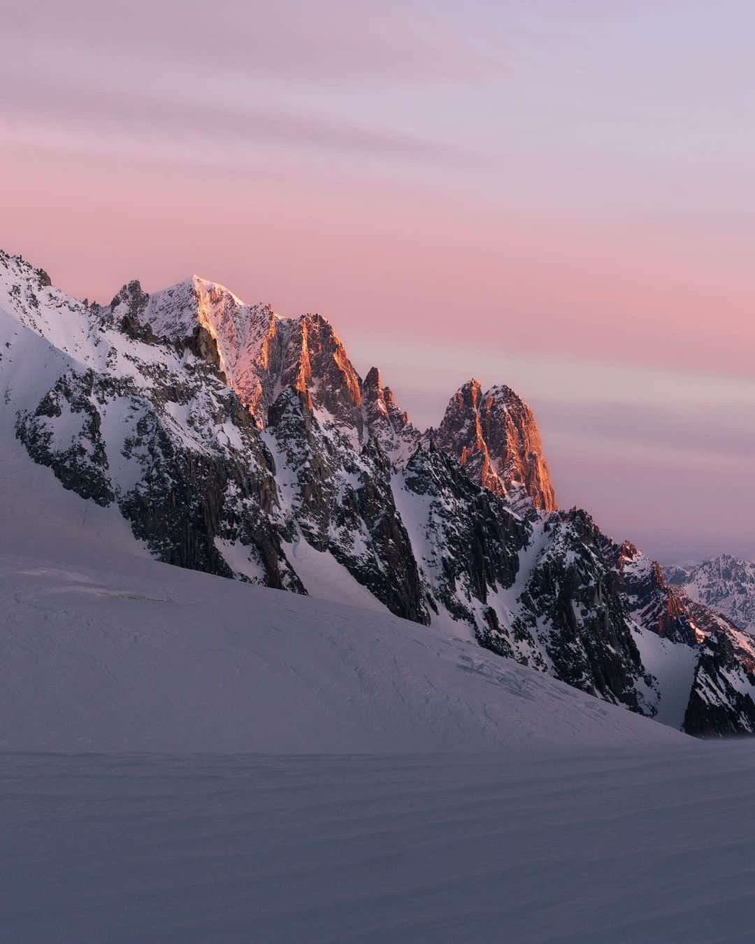 Simone Bramanteさんのインスタグラム写真 - (Simone BramanteInstagram)「The Alps are still white but even full of vivid colors.  The show’s up there at 3466 mt @skywaymontebianco   w/ @erikarebbelato  #sonyalpha #whatitalyis #montblanc」4月12日 1時59分 - brahmino