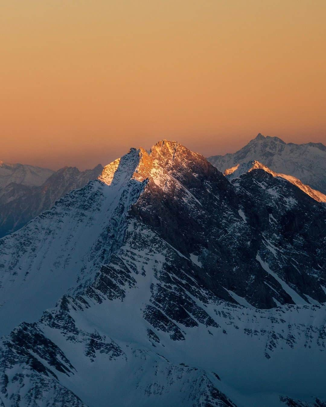 Simone Bramanteさんのインスタグラム写真 - (Simone BramanteInstagram)「The Alps are still white but even full of vivid colors.  The show’s up there at 3466 mt @skywaymontebianco   w/ @erikarebbelato  #sonyalpha #whatitalyis #montblanc」4月12日 1時59分 - brahmino