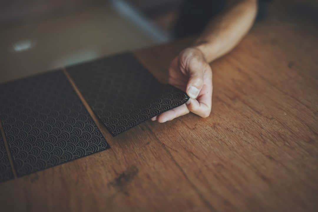 のインスタグラム：「The Lacquering Process⁠ ⁠ The technique of INDEN has been evolving since ancient times. In the Edo period, lacquer was mostly used for the purpose of water repellency. ⁠ ⁠ It later evolved into the fashion accessory we know today.」