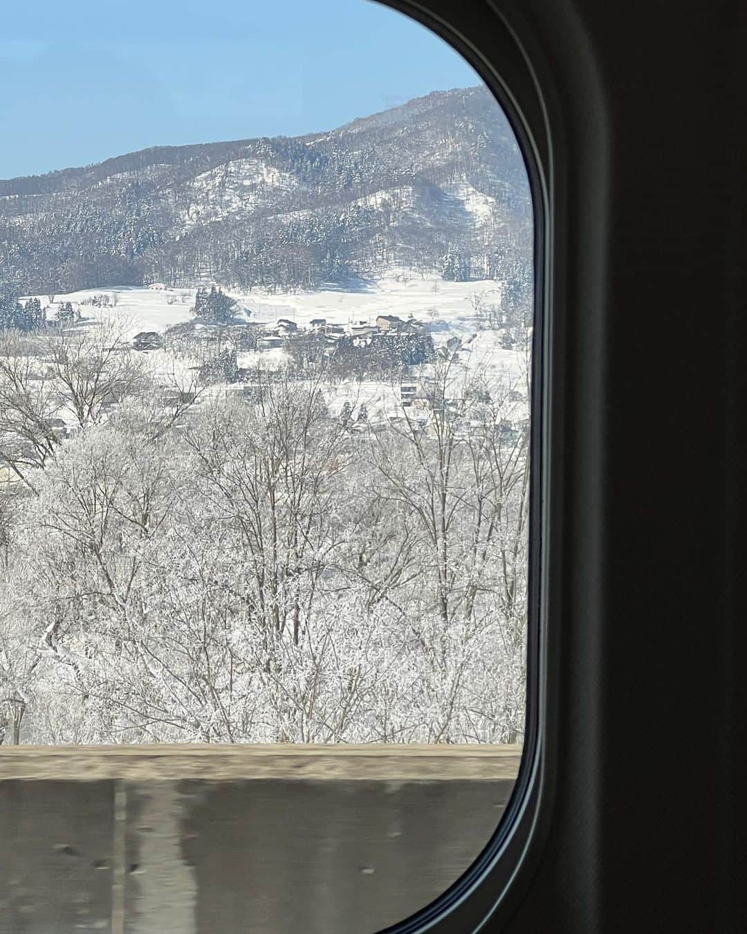 eillさんのインスタグラム写真 - (eillInstagram)「友が撮ってくれたステキな写真達をやっと投稿しました❄️(連投失礼ｼﾏｼﾀ)  一気に更新しないでこまめにしなよ〜と思いつつSNSはやっぱり少し苦手なわたしです🙉 　 季節は春を迎えましたね〜 時の流れと一緒に汗汗(⌒-⌒; )と走るのではなく最近は自分のペースで呼吸しながらゆっくり歩くのが好きです。汗汗するのも嫌いじゃないのよ。  でも、頑張りすぎる時だけじゃ、本当の魅力に気づけないこともあると思います。  サボる時は上手にサボろ〜わら 人生はきっとメリハリなのだ〜と思っている4月のはじまり。  冬はまたすぐだな〜〜きっと🤧  Big love   with @yumijaga 🫶」4月12日 2時00分 - _eill_