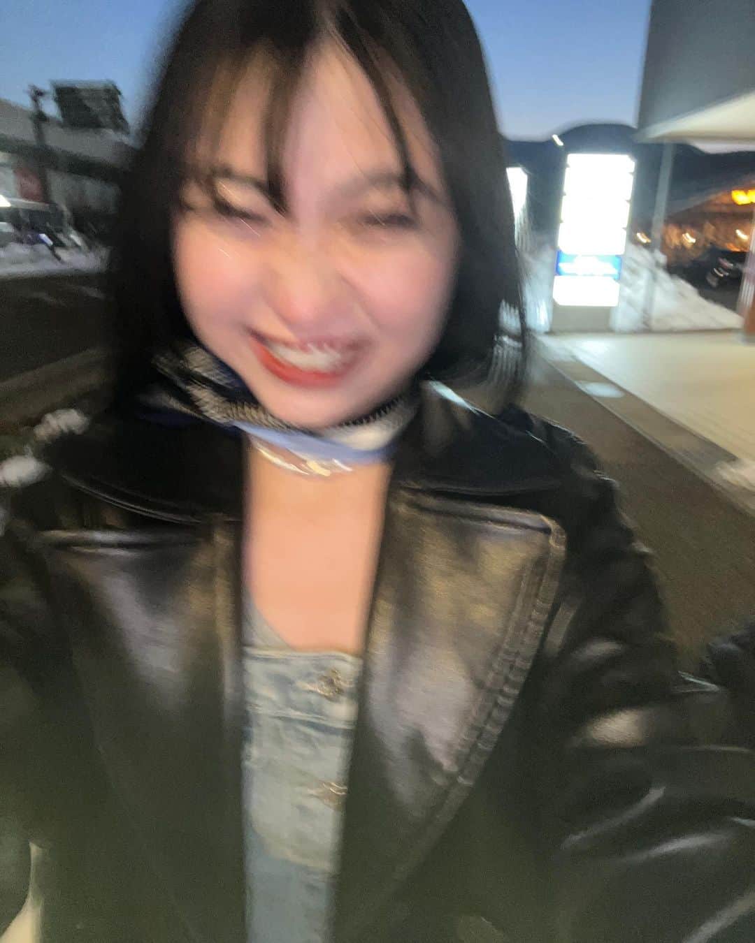 eillさんのインスタグラム写真 - (eillInstagram)「友が撮ってくれたステキな写真達をやっと投稿しました❄️(連投失礼ｼﾏｼﾀ)  一気に更新しないでこまめにしなよ〜と思いつつSNSはやっぱり少し苦手なわたしです🙉 　 季節は春を迎えましたね〜 時の流れと一緒に汗汗(⌒-⌒; )と走るのではなく最近は自分のペースで呼吸しながらゆっくり歩くのが好きです。汗汗するのも嫌いじゃないのよ。  でも、頑張りすぎる時だけじゃ、本当の魅力に気づけないこともあると思います。  サボる時は上手にサボろ〜わら 人生はきっとメリハリなのだ〜と思っている4月のはじまり。  冬はまたすぐだな〜〜きっと🤧  Big love   with @yumijaga 🫶」4月12日 2時00分 - _eill_
