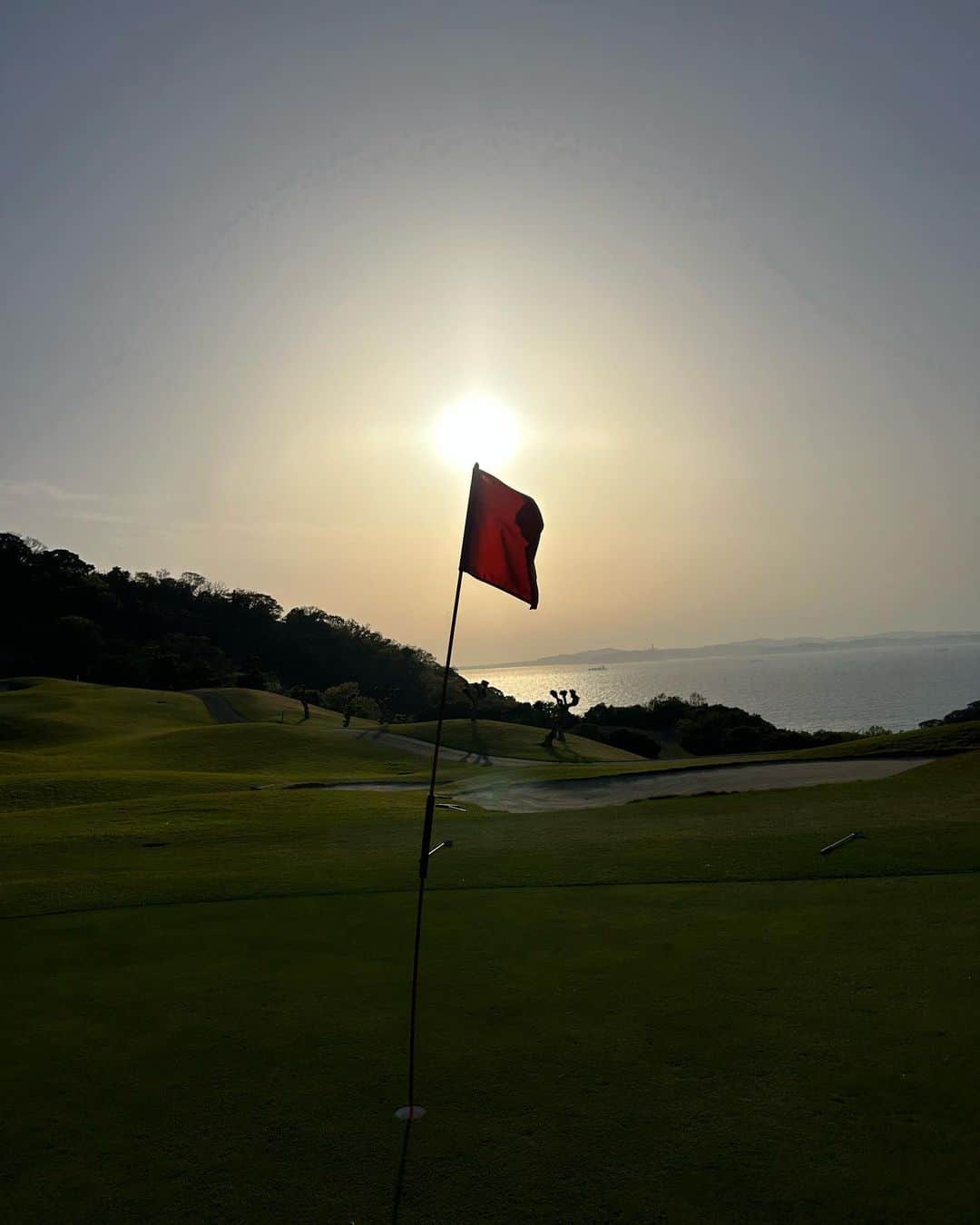 クリス・クニエリムのインスタグラム：「What an epic day of golf with @brandon_f1992 . The day had a little bit of everything. Self driving carts 🚙 -> great weather 🌤️-> Monkeys 🐒-> Views ⛳️ -> 3 putts 🥲」