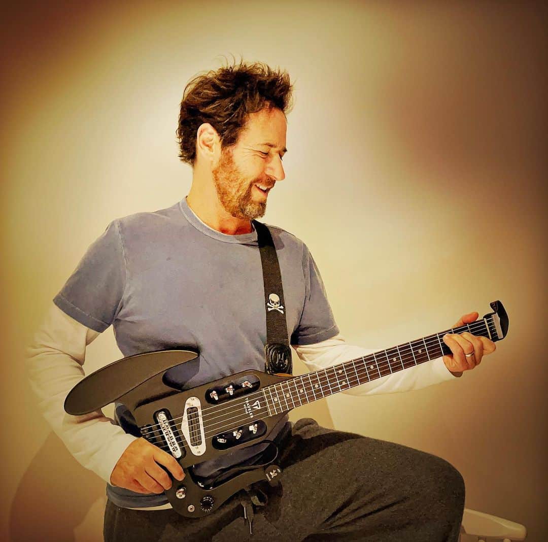 ロブ・モローのインスタグラム：「Hats off to the good people at #TravelerGuitar for the ingenious design of this#Pro-SeriesMod-X hybrid.  It has 2 single coil pick-ups and a piezo under the bridge, breaks down to almost pool cue size (see other pics). w/the electric & acoustic headphone amp, a looper pedal and a JBL speaker, it’s all I need to practice on the road.  Though one could probably perform live with it…」