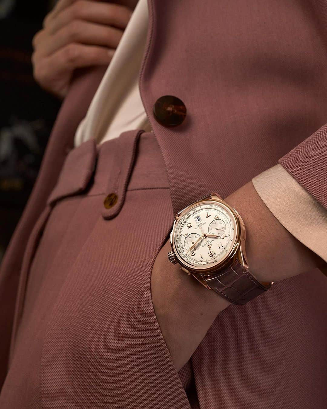 ブライトリングさんのインスタグラム写真 - (ブライトリングInstagram)「Dress it up, dress it down. The elegant Premier B01 Chronograph in 18k red gold speaks for itself.   ⠀ ⠀ ⠀ ⠀ ⠀ ⠀ ⠀  #breitling #squadonamission #chronograph #premier #heritage #elegance #swissmade #luxury #watches #redgold」4月12日 2時05分 - breitling