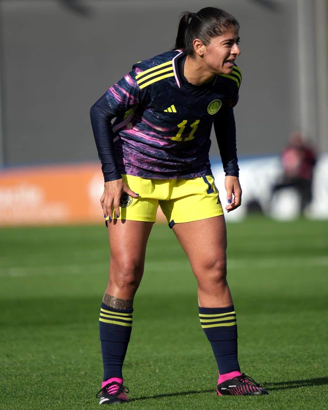 サッカー コロンビア代表チームのインスタグラム：「El río Caño Cristales invade el campo. ⚽️  Presentamos la camiseta con la que nuestras jugadoras siguen preparándose para hacer historia. 🇨🇴  ¡En 1️⃣0️⃣0️⃣ días conquistaremos Australia 🇦🇺 y Nueva Zelanda 🇳🇿!」