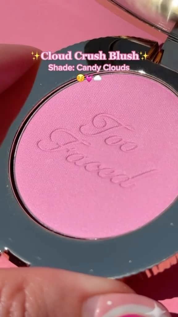 Too Facedのインスタグラム：「A fan fave!! 😚💖 Give your cheeks a cloud-like kiss of color with this airy, diffused blurring blush 🤩 Shop Cloud Crush Blush from @sephora #toofaced #cloudcrushblush #tfcrueltyfree」