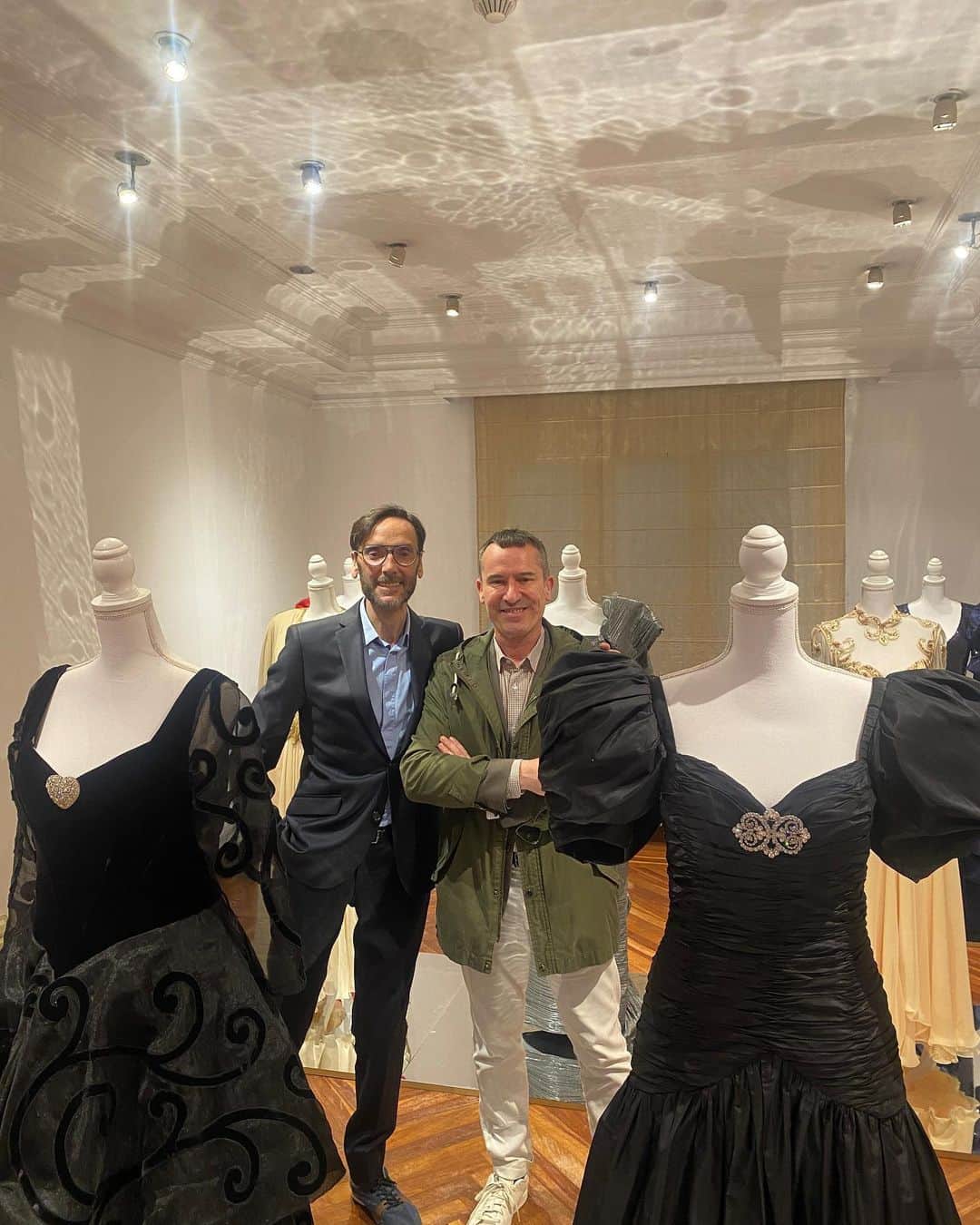 ガルシアマドリッドのインスタグラム：「En la inauguración de la exposición “Teresa Berganza, camiño longo da miña vida. El vestuario de concierto y la lírica gallega” comisariado por @roman_padin en la casa de Galicia de Madrid.  @garciamadrid #garciamadrid」