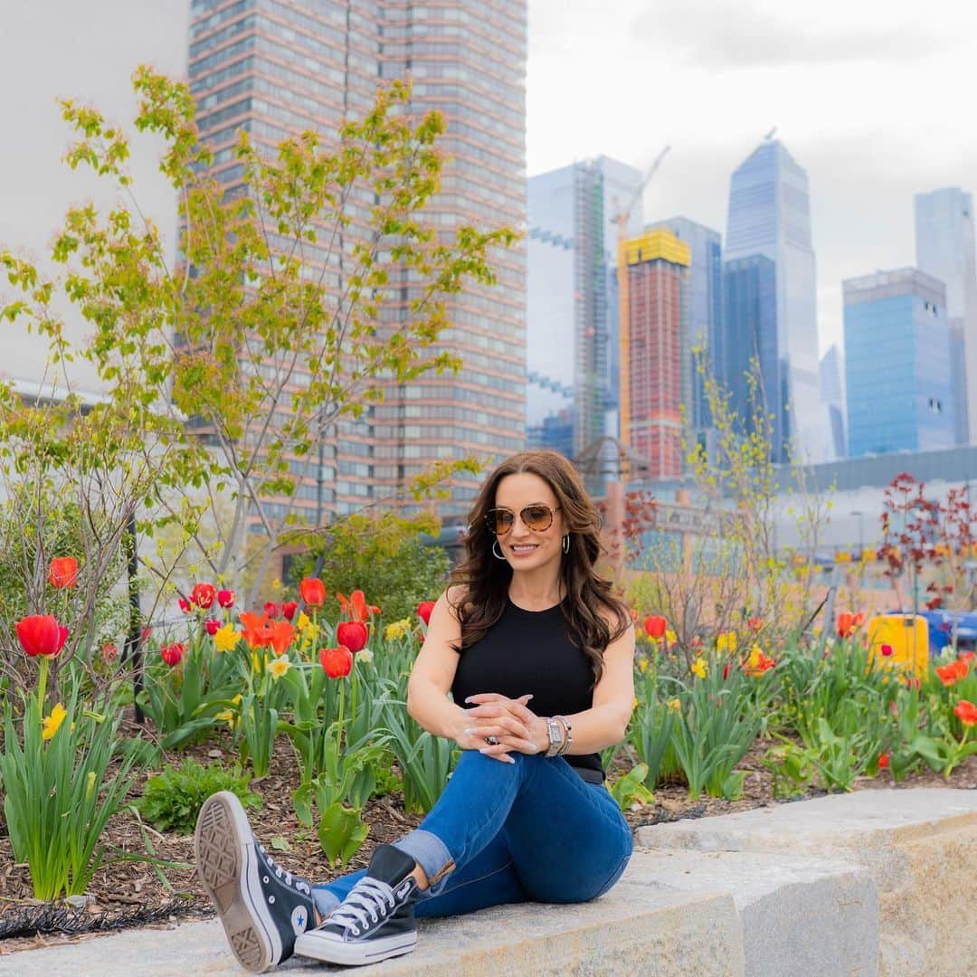 のインスタグラム：「Spring vibes in the city 🌷🌼🌸」