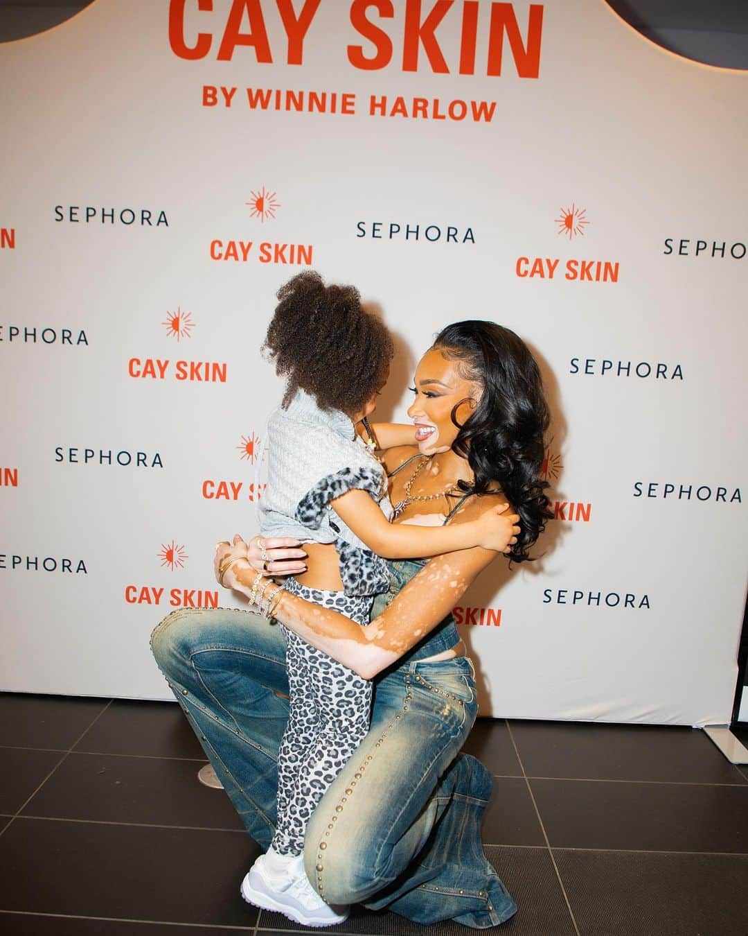 ウィニー・ハーロウさんのインスタグラム写真 - (ウィニー・ハーロウInstagram)「I’m so overwhelmed with the love of everyone who came out to my Canadian launch of @cayskin with @sephoracanada 🥹🧡🥲 Bringing @cayskin the Canada has been a big goal for me being Canadian Jamaican 🇨🇦🇯🇲❤️! Meeting all of you was incredible! From the first girl in line (who was there from 10am 🥹🥲❤️) to the line that wrapped around the mall!! Hearing your stories about your skin and how much SPF is going to be a daily part of your skincare is a dream come true! So much love, hustle and spirit in the city that raised me TORONTO! I love you guys so much, thank you Canada & @sephoracanada !!」4月12日 2時34分 - winnieharlow